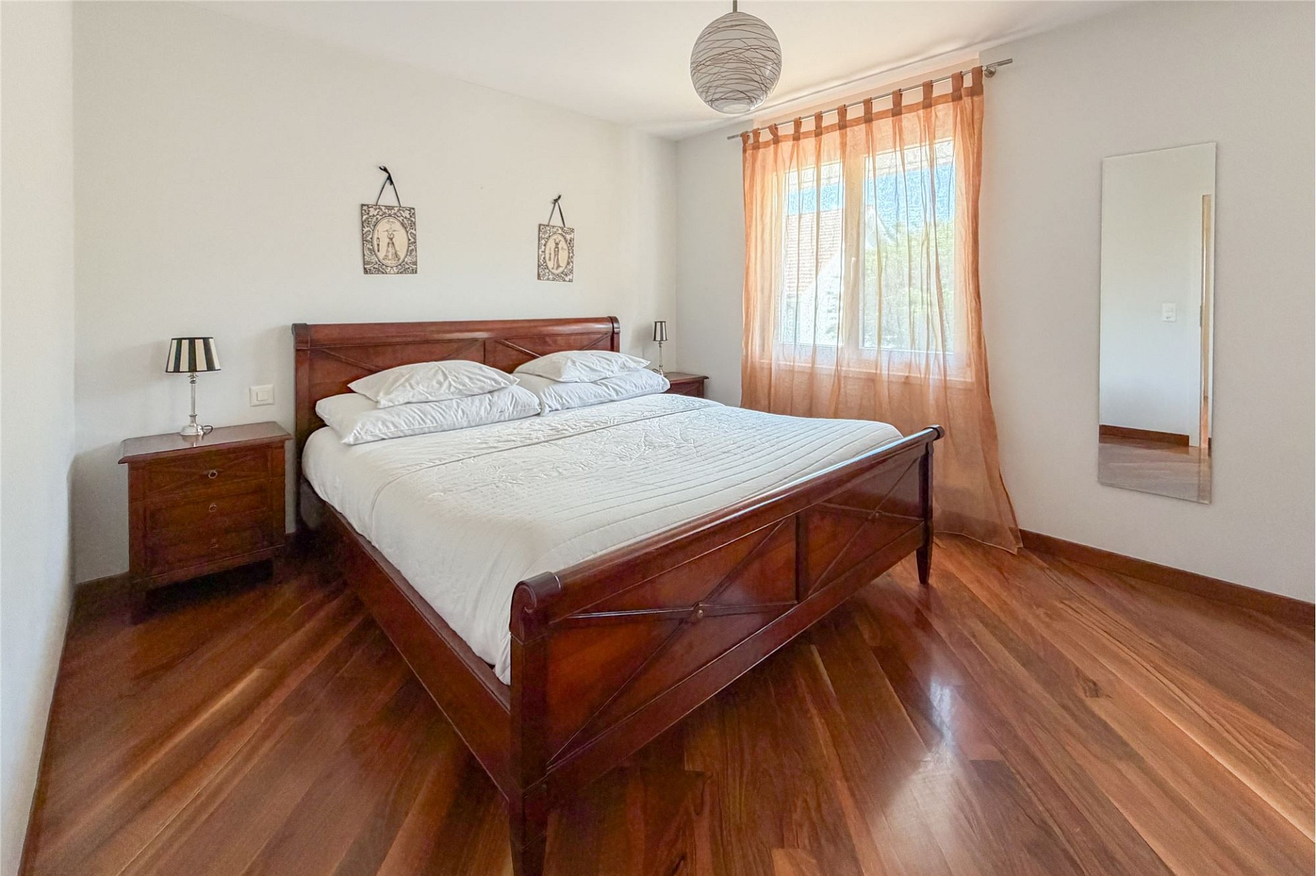 Helles Schlafzimmer mit Holzbett
