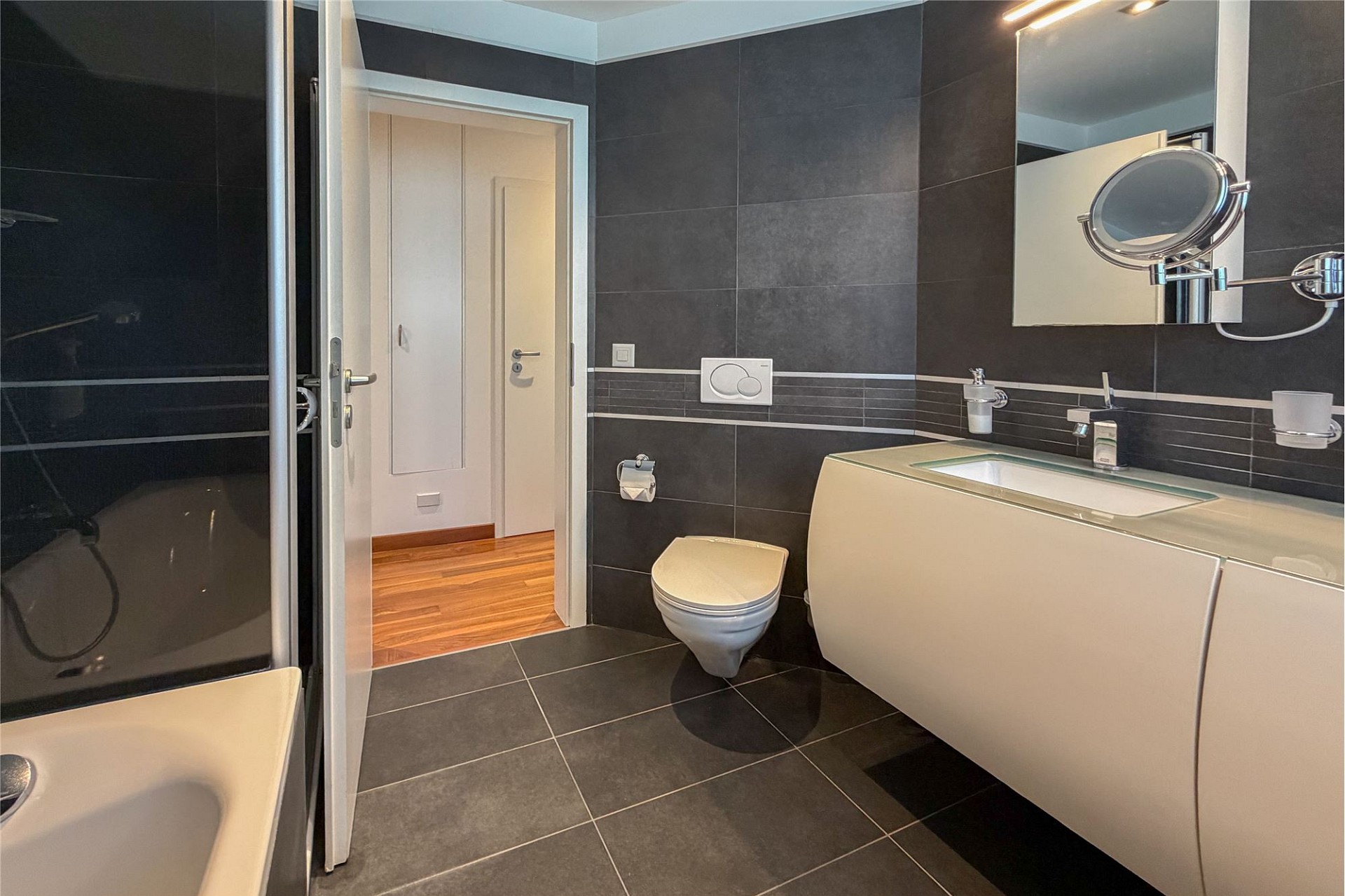 Modernes Badezimmer mit dunkler Fliesenoptik
