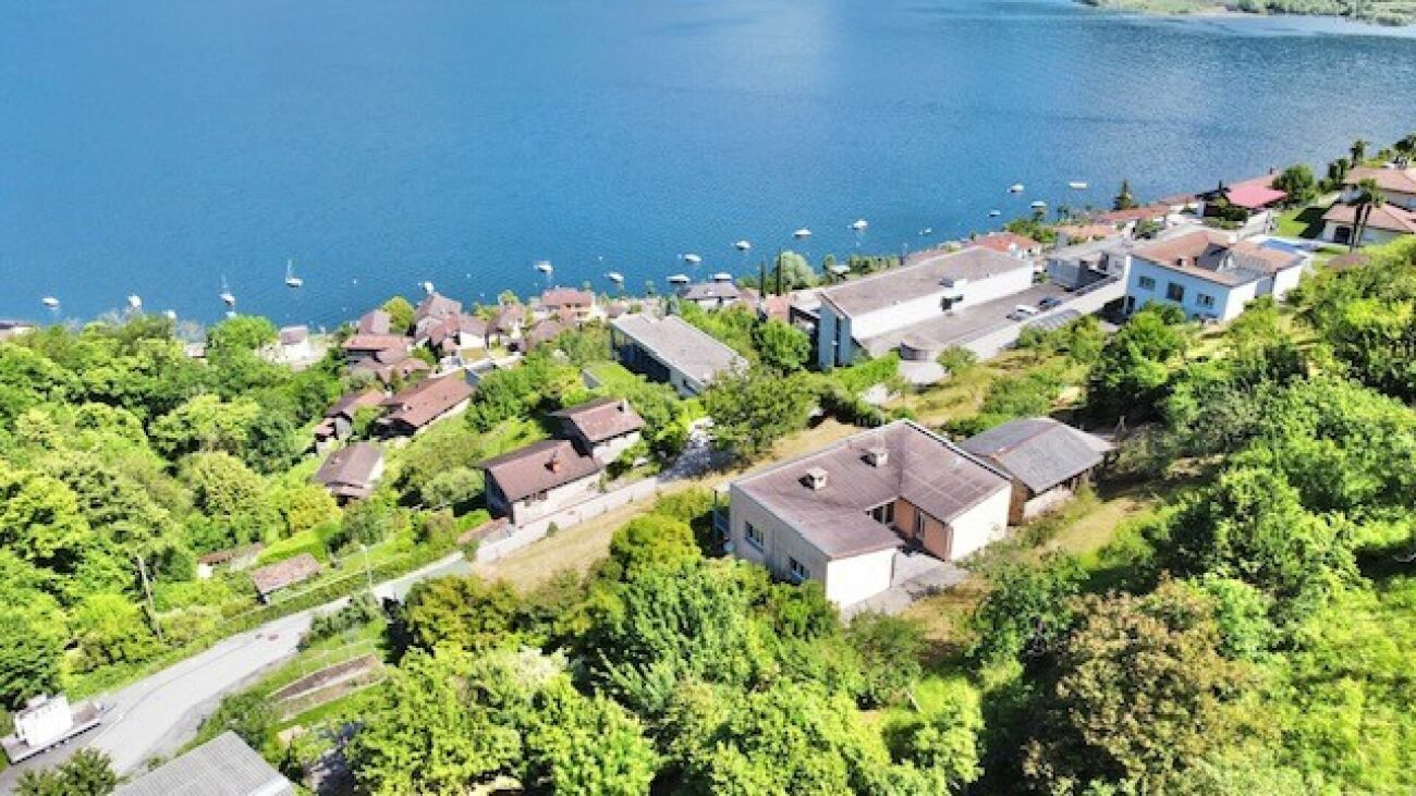Luftaufnahme einer Wohnsiedlung am See