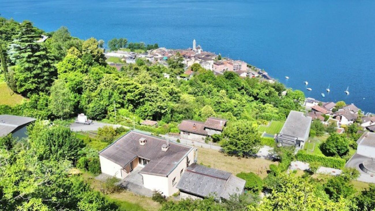 Luftaufnahme eines Hauses am Seeufer