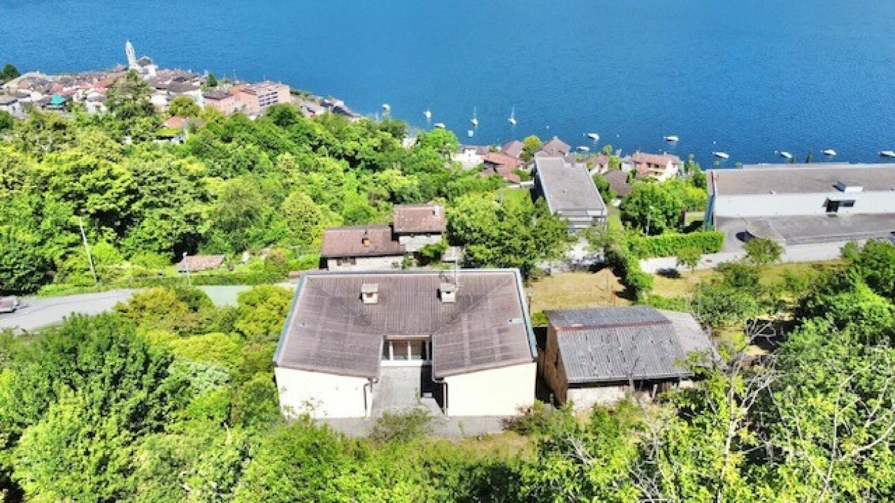 Luftaufnahme einer Küstenlage mit Häusern und See