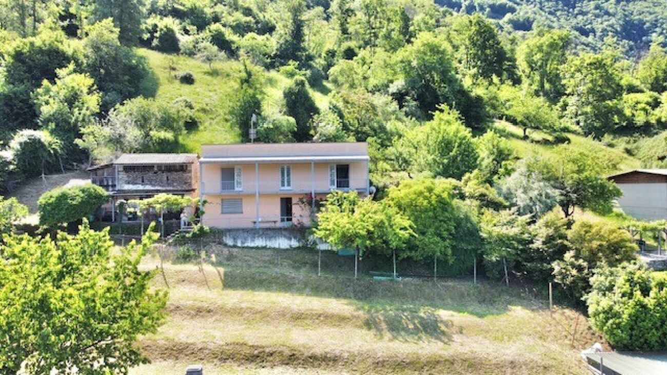 Haus an grüner Hanglage