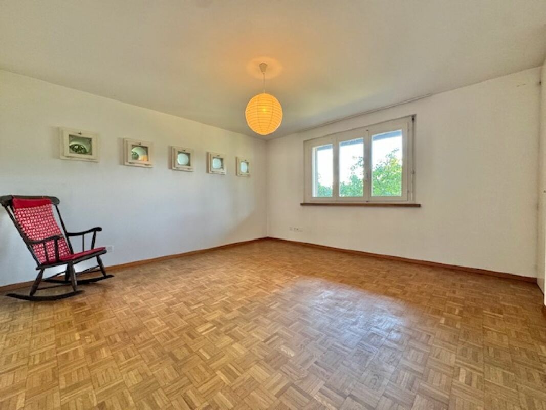 Leeres Zimmer mit Parkettboden und Fenster