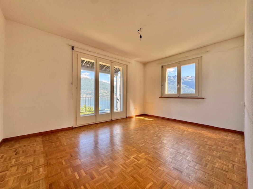 Leerer Raum mit Balkon und Bergblick