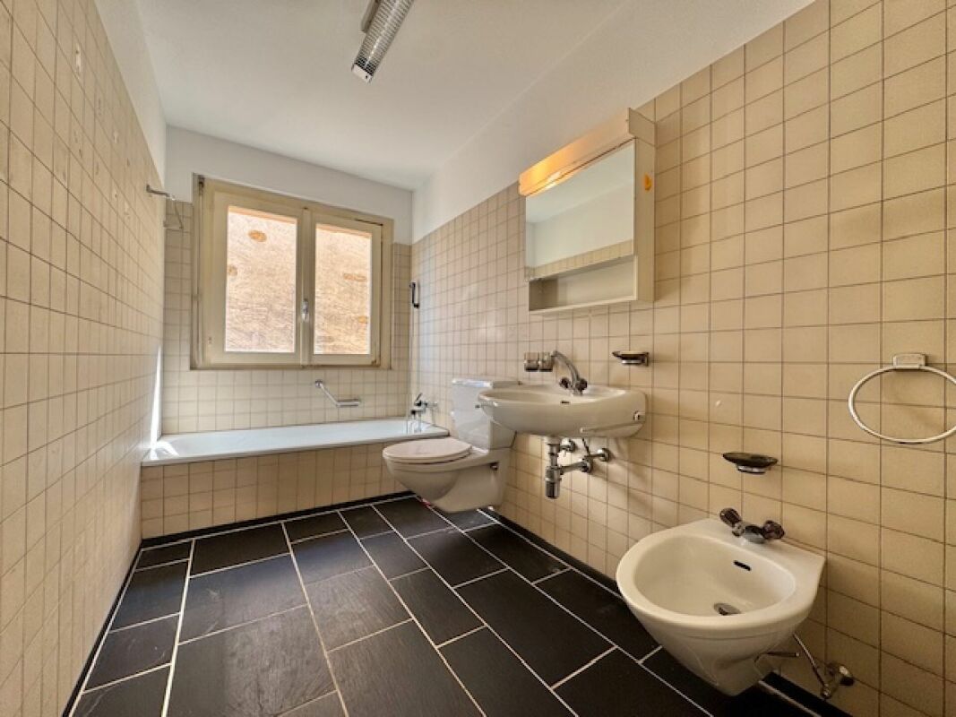 Badezimmer mit Badewanne und Wandfliesen