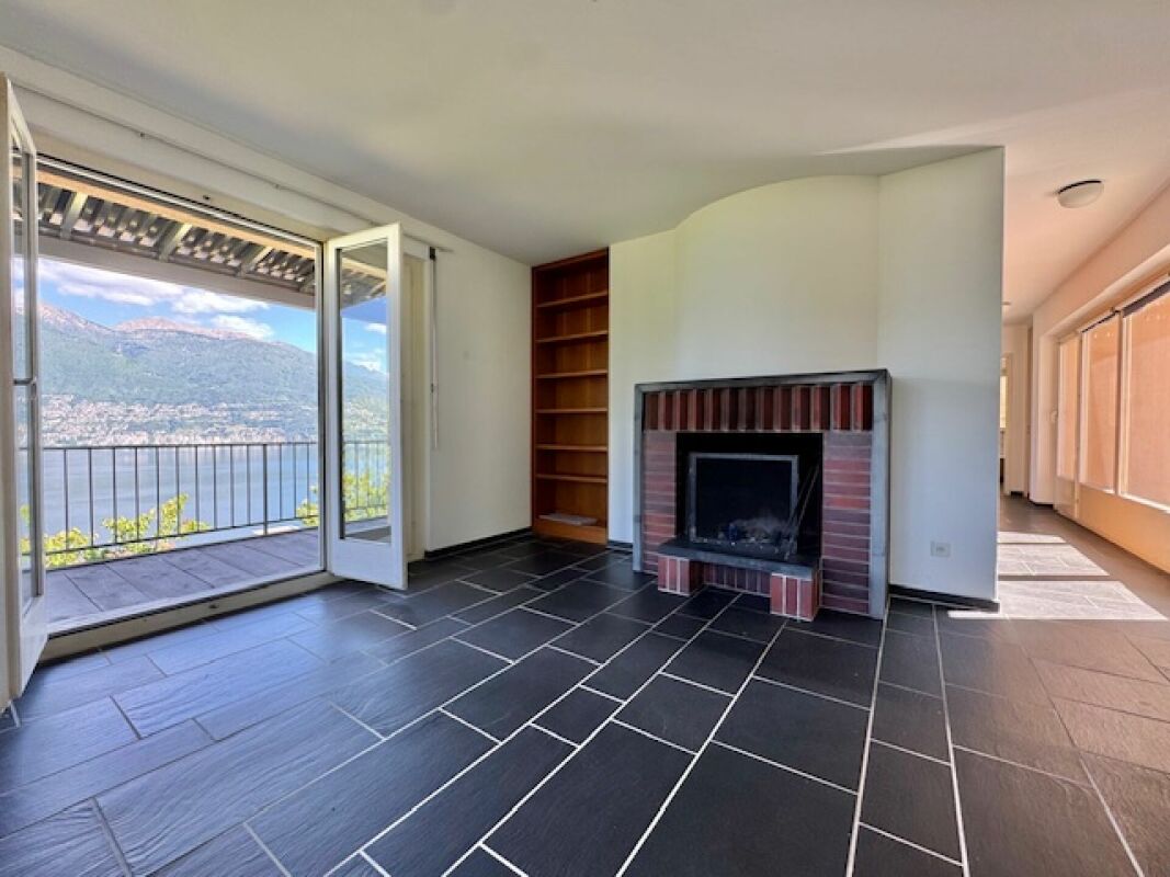 Wohnraum mit Kamin und Seeblick