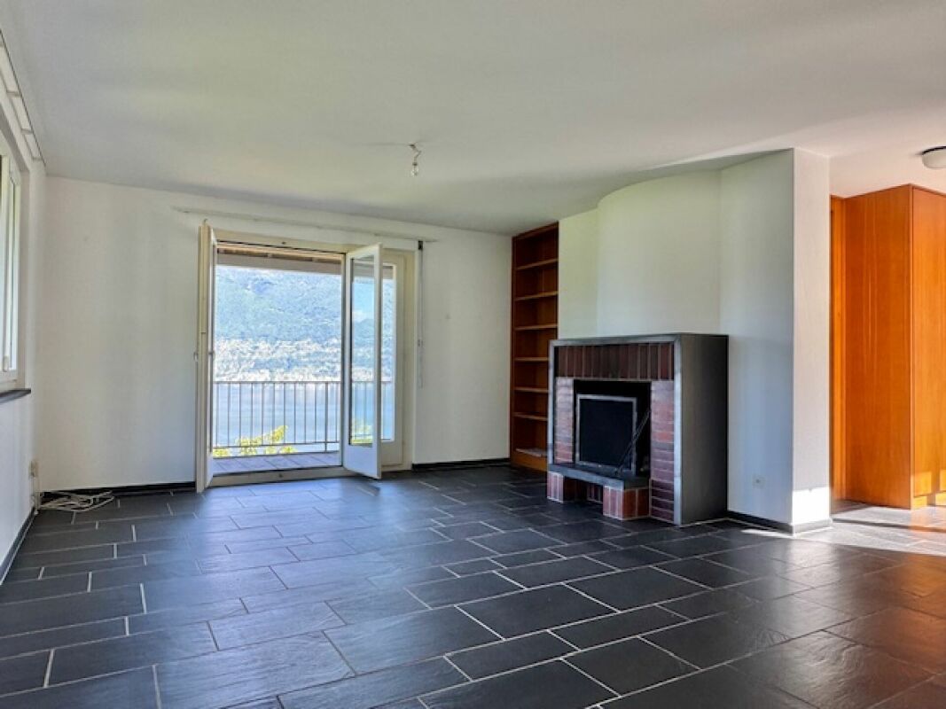 Wohnzimmer mit Kamin und Balkon