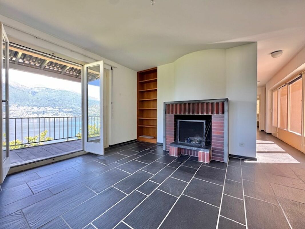 Wohnzimmer mit Kamin und Seeblick