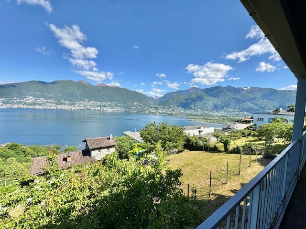 Berg- und Seeblick von einem Balkon