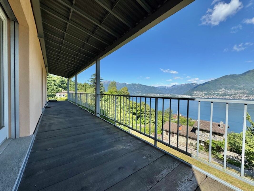 Balkon mit Berg- und Seeblick
