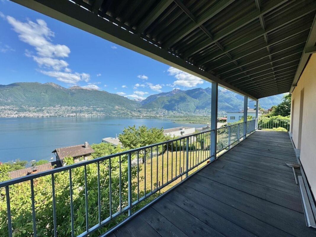 Überdachte Terrasse mit Seeblick
