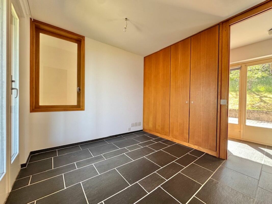 Leerer Raum mit Fliesenboden und Einbauschrank