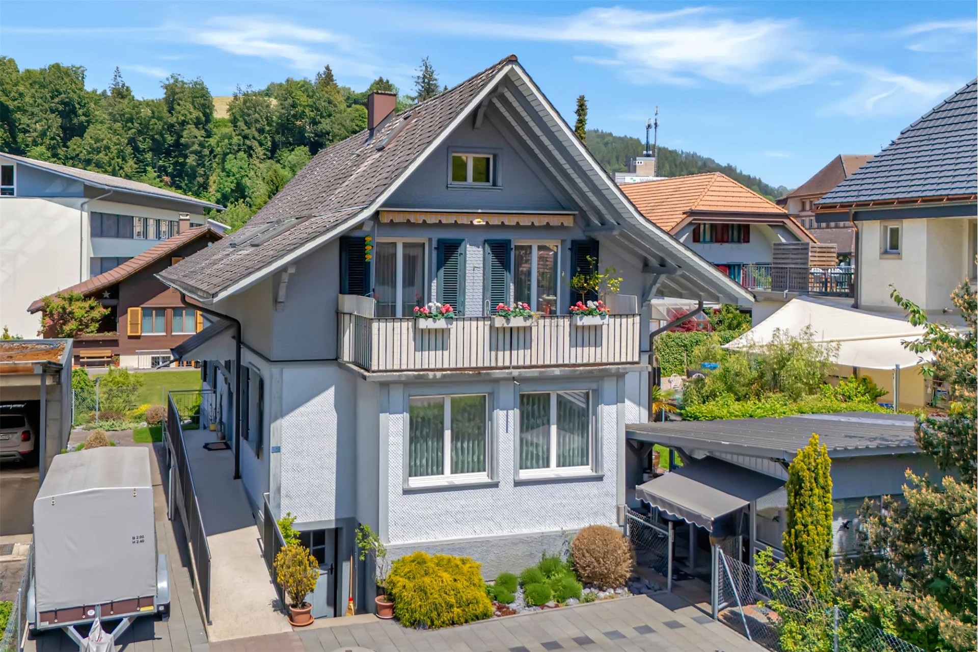 Einfamilienhaus mit Satteldach und Balkon