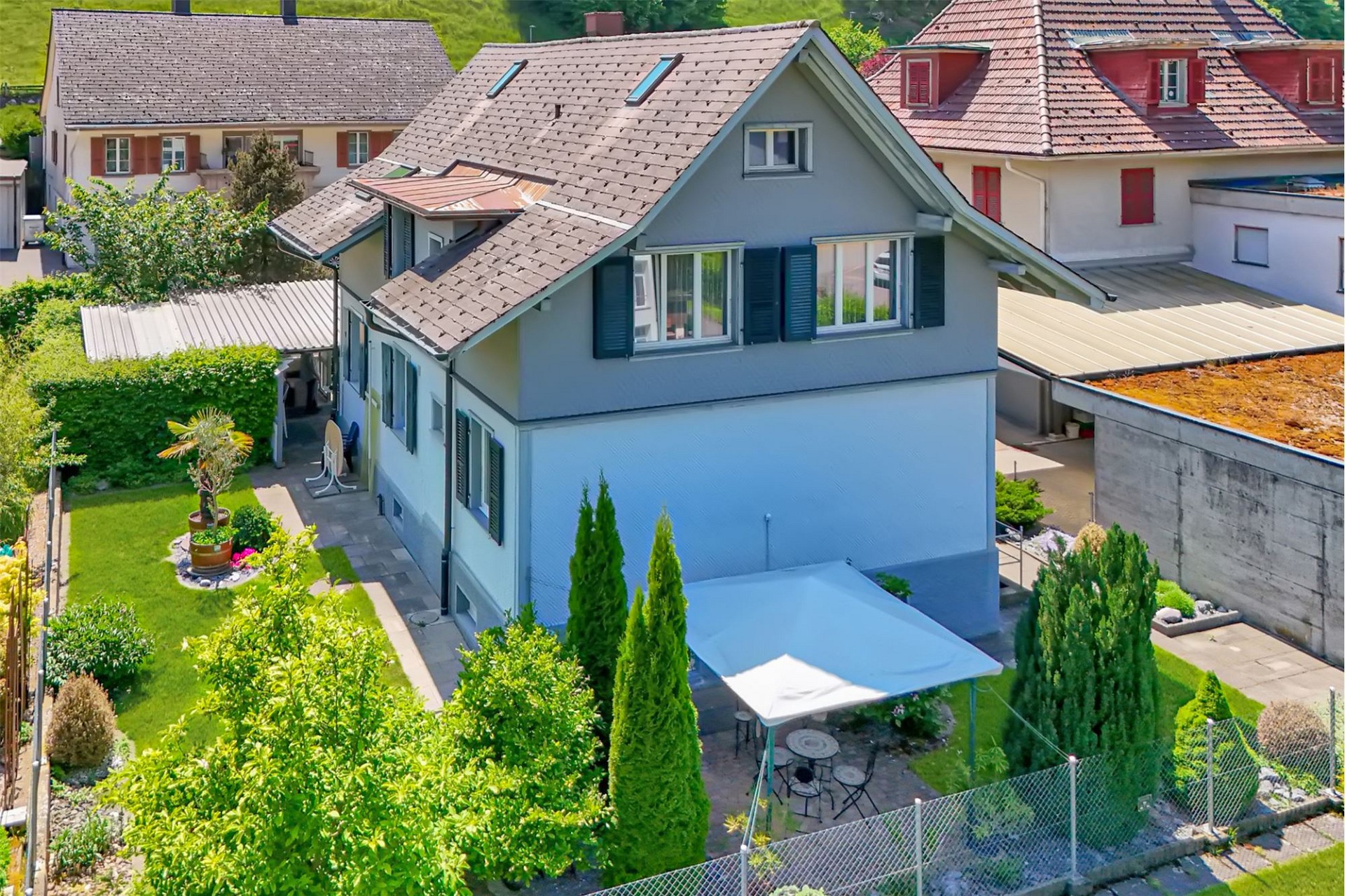 Drohnenaufnahme eines Einfamilienhauses mit Garten