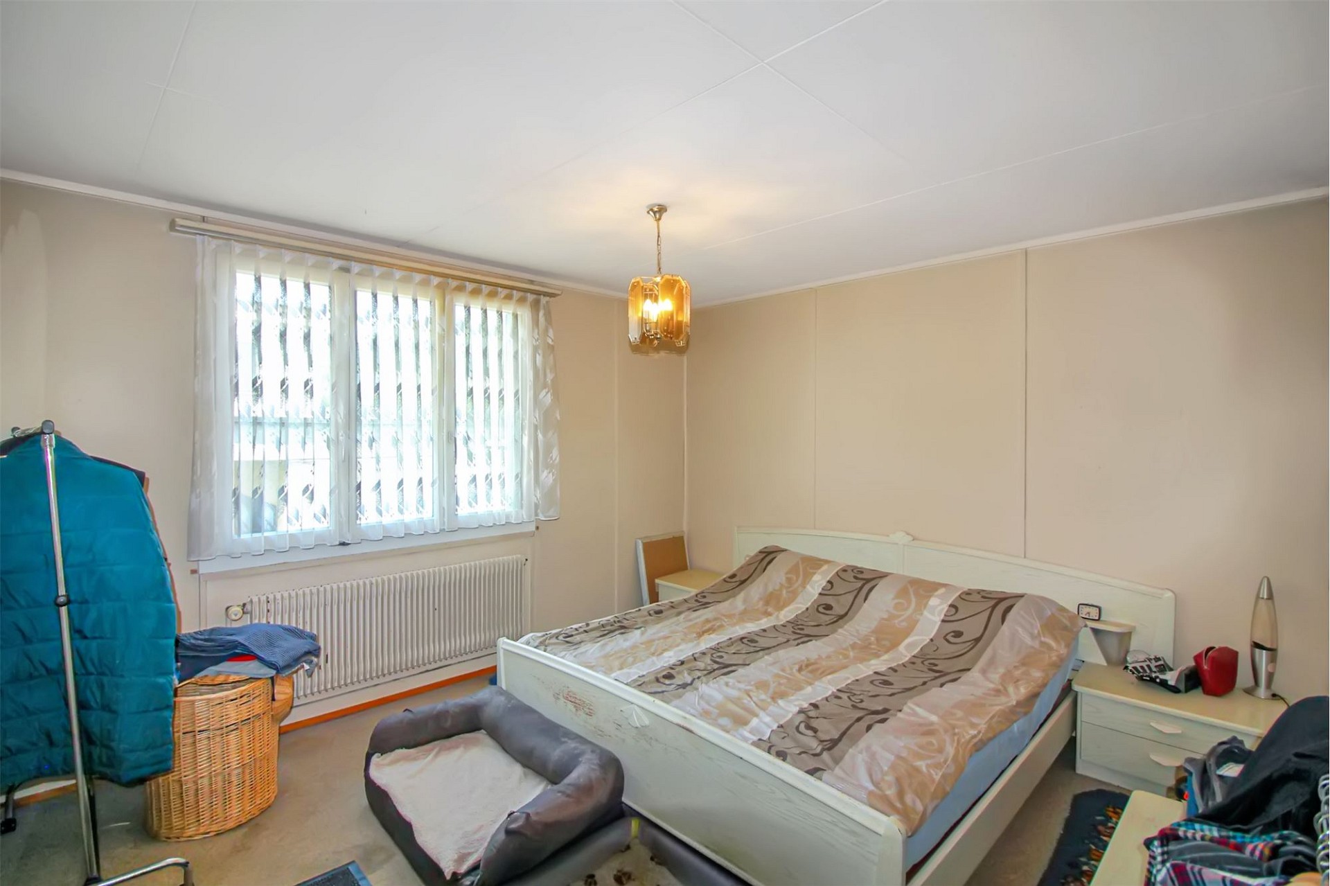 Schlafzimmer mit Bett und Fenster