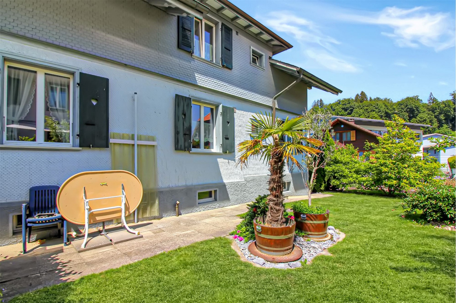 Hausansicht mit Garten und Terrasse