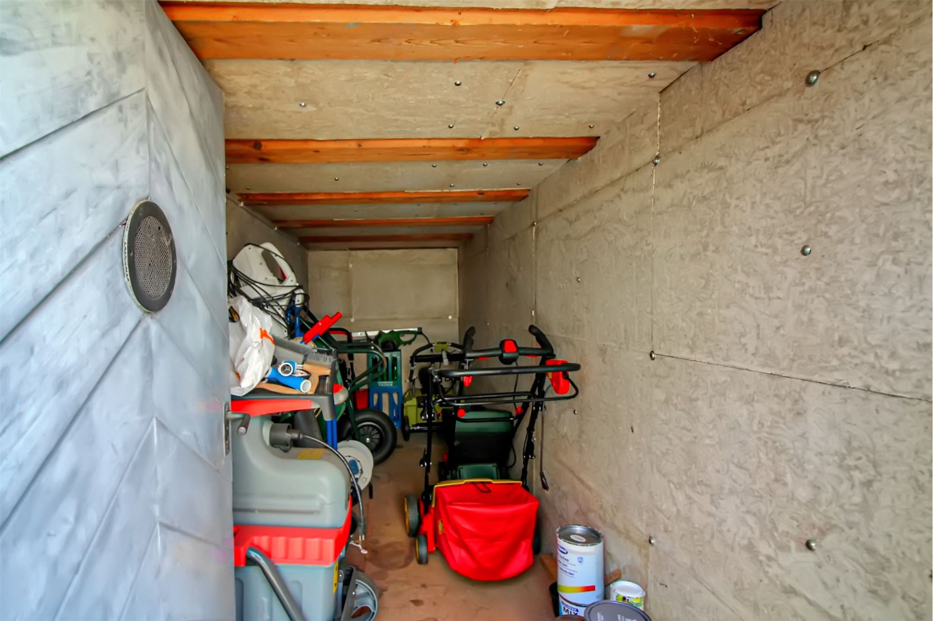 Kompakter Lagerraum/Garage mit Geräten und Stauraum