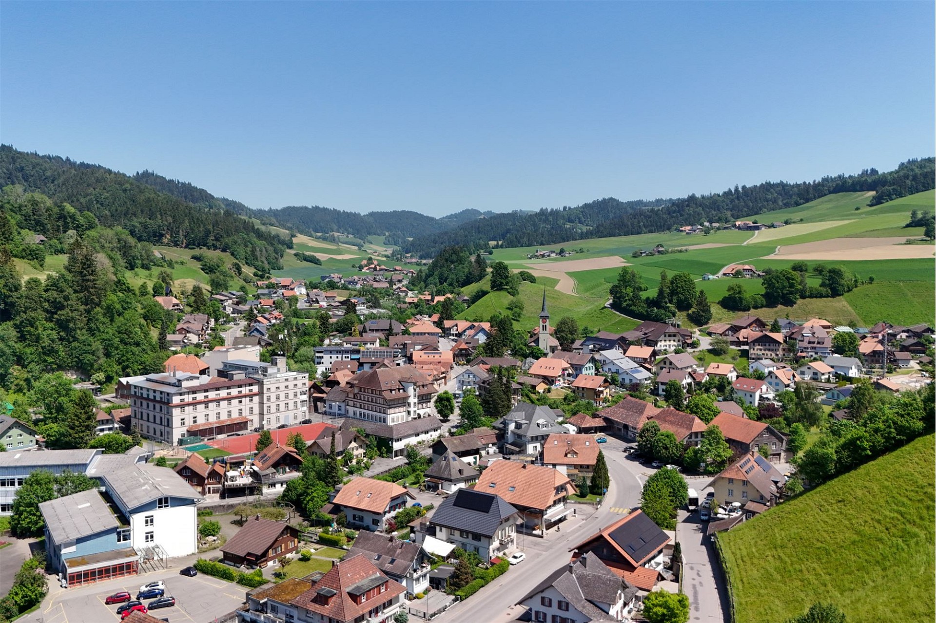 Luftaufnahme eines ländlichen Dorfes