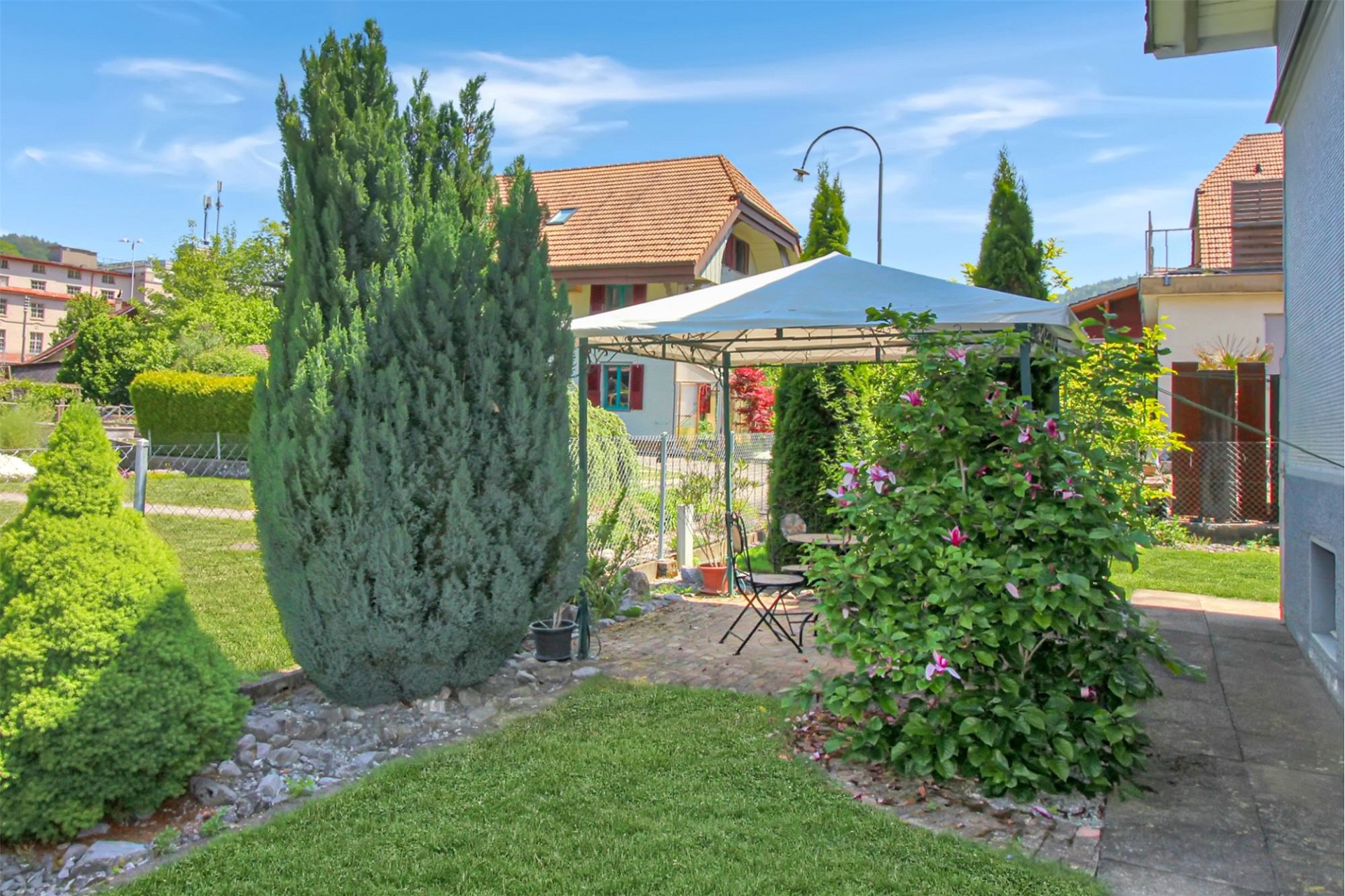 Gepflegter Garten mit Sitzplatz und Pavillon