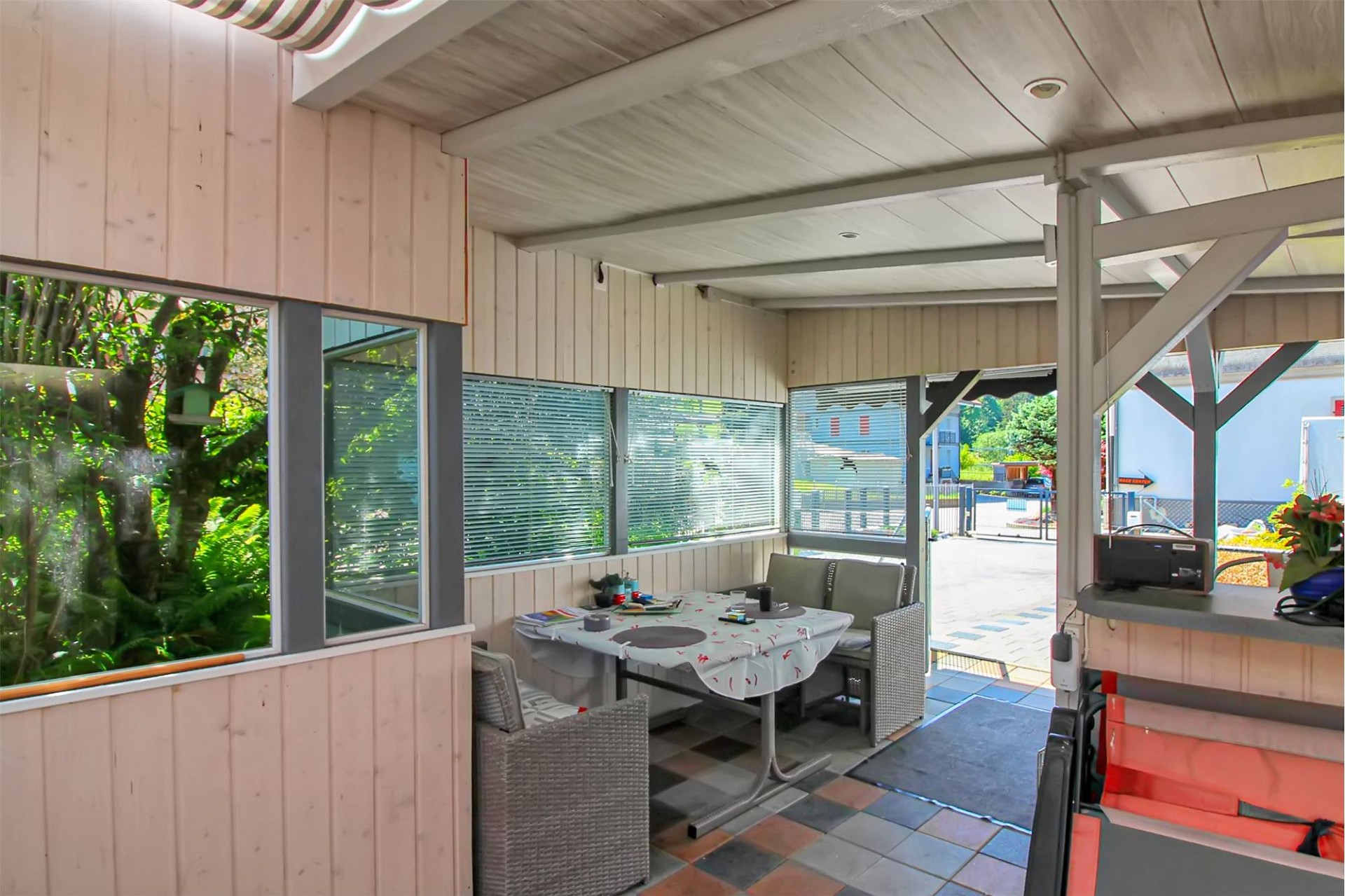 Überdachte Terrasse mit Sitzbereich