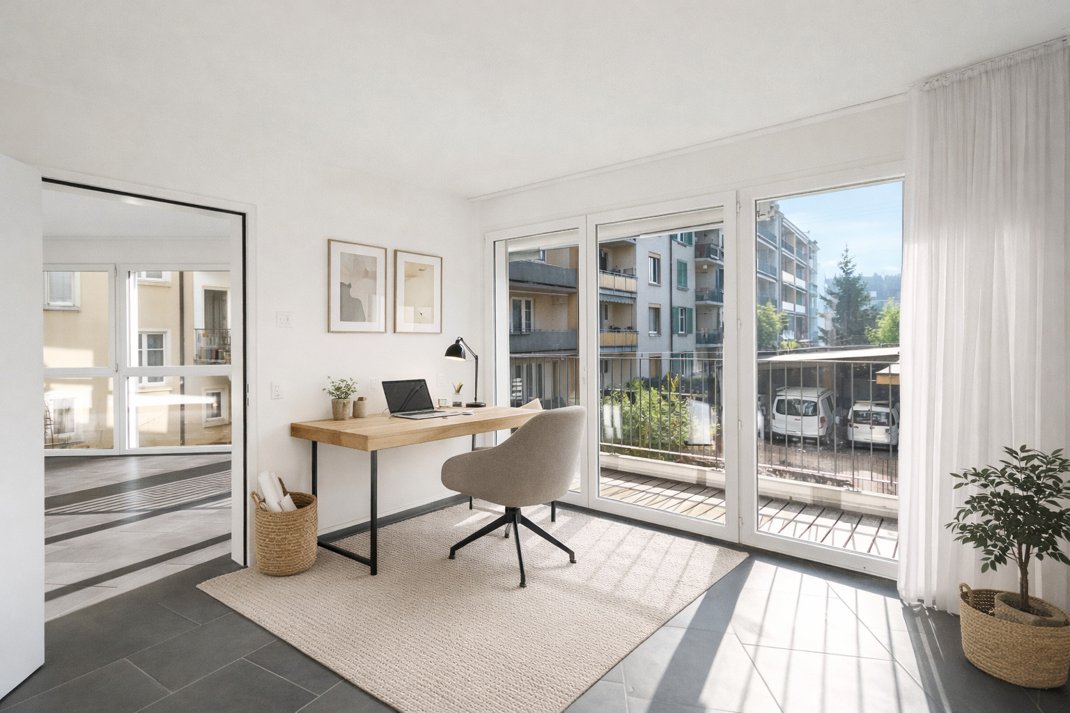 Heller Arbeitsbereich mit Balkonblick