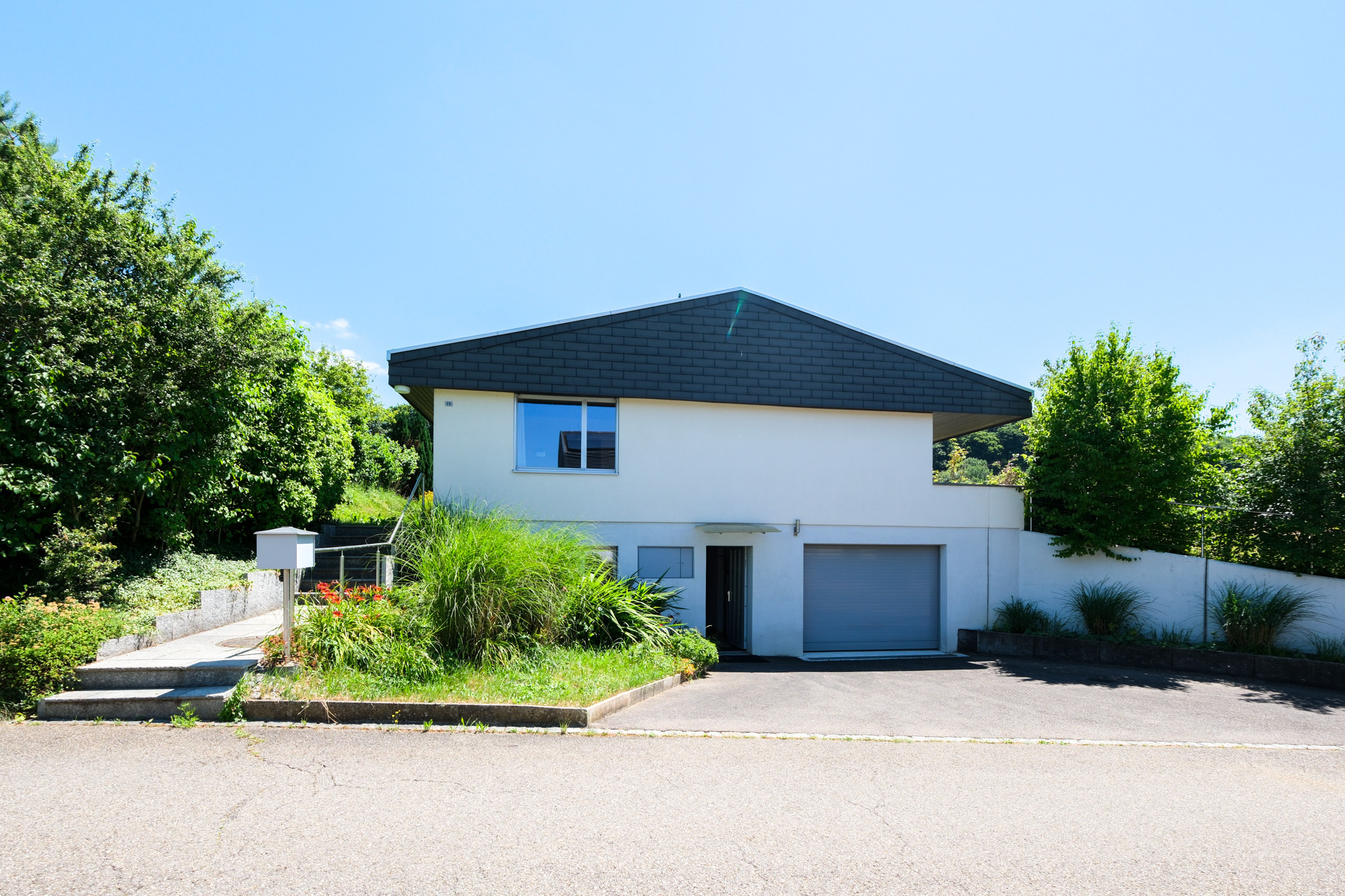 Modernes Einfamilienhaus mit Garage und Garten