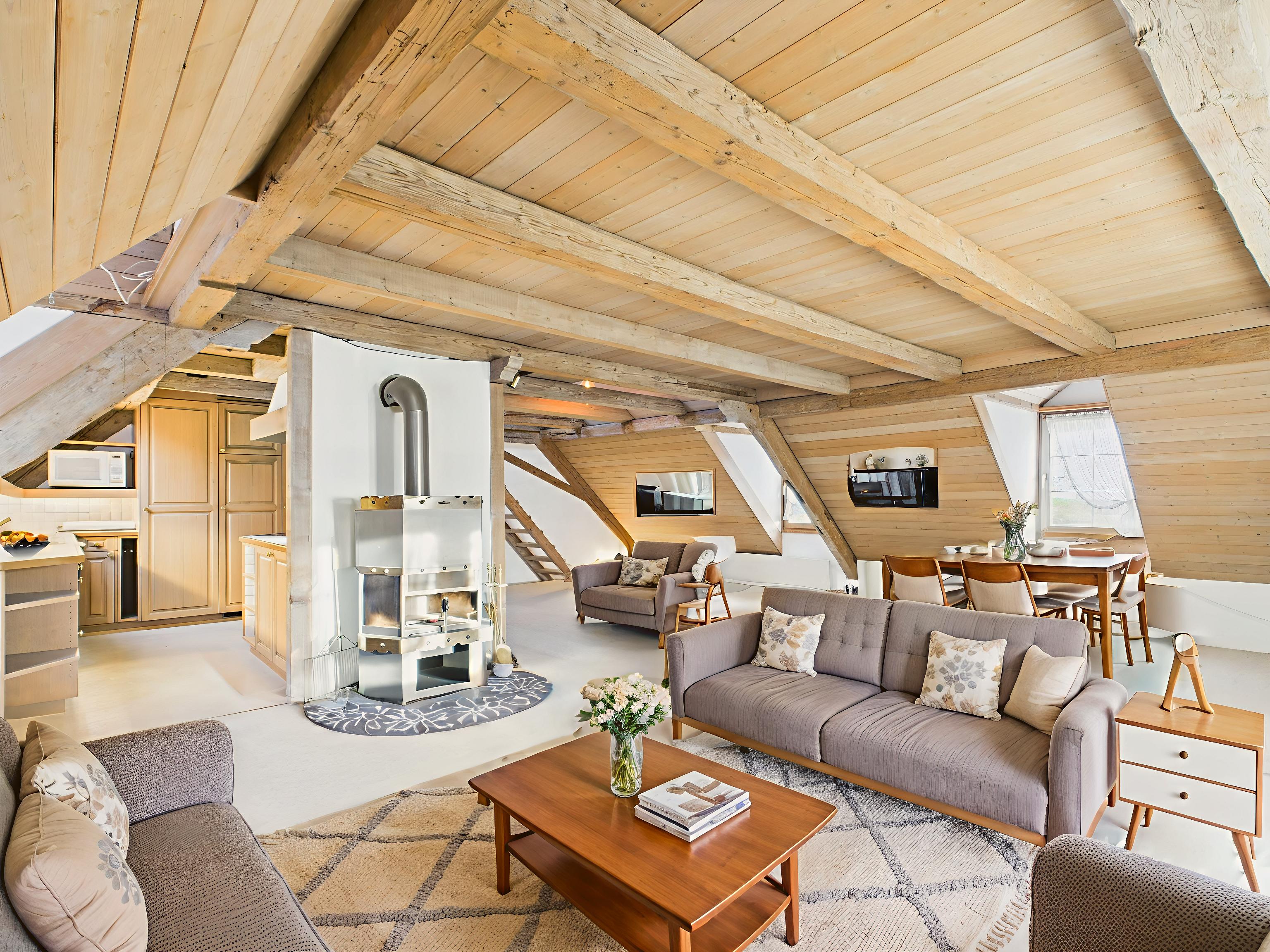 Gemütlicher Dachgeschoss-Wohnraum mit sichtbaren Holzbalken