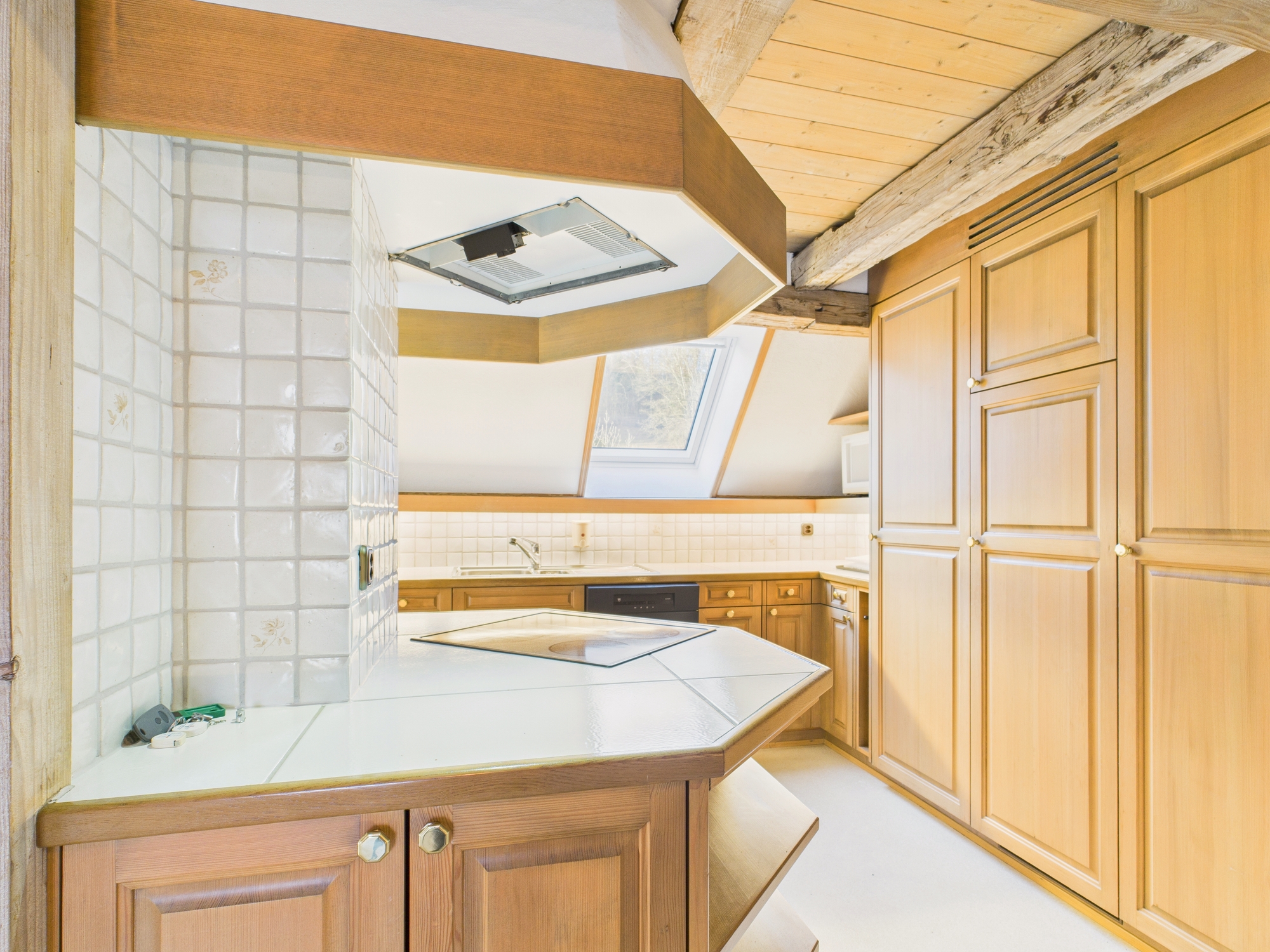 Helle Dachgeschossküche mit Holzfronten