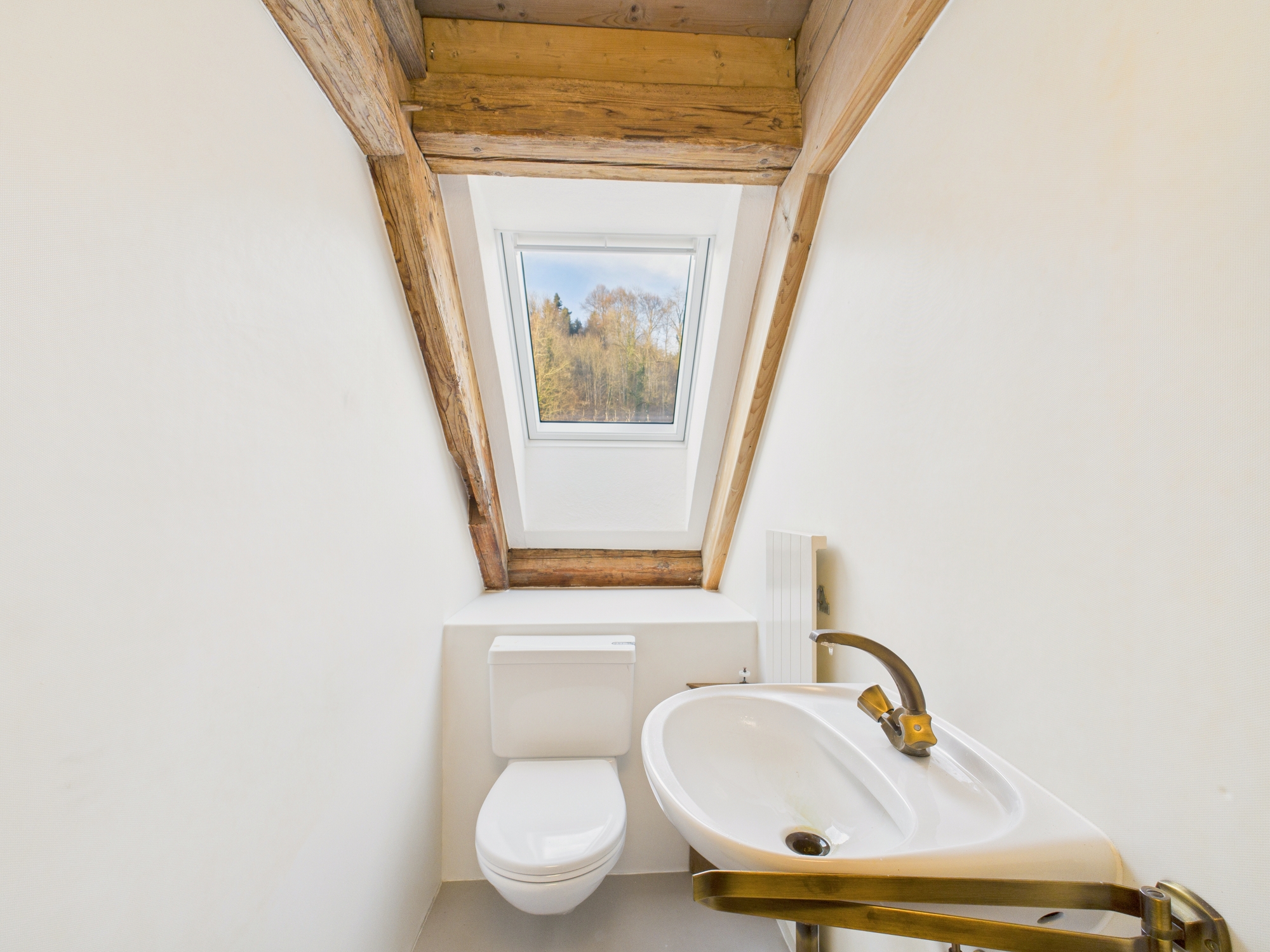 Kleines Dachgeschoss-Gäste-WC mit Dachfenster
