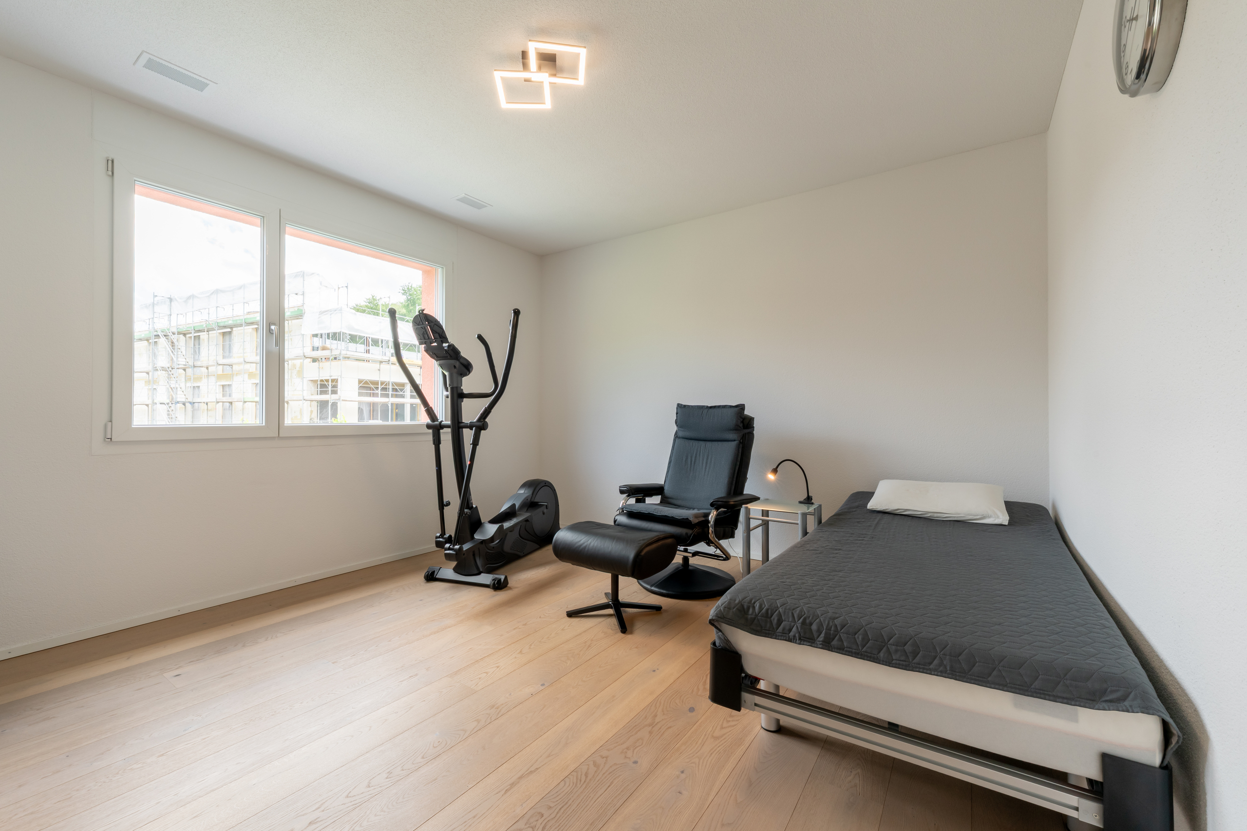Helles, schlichtes Schlafzimmer mit Fitnessbereich