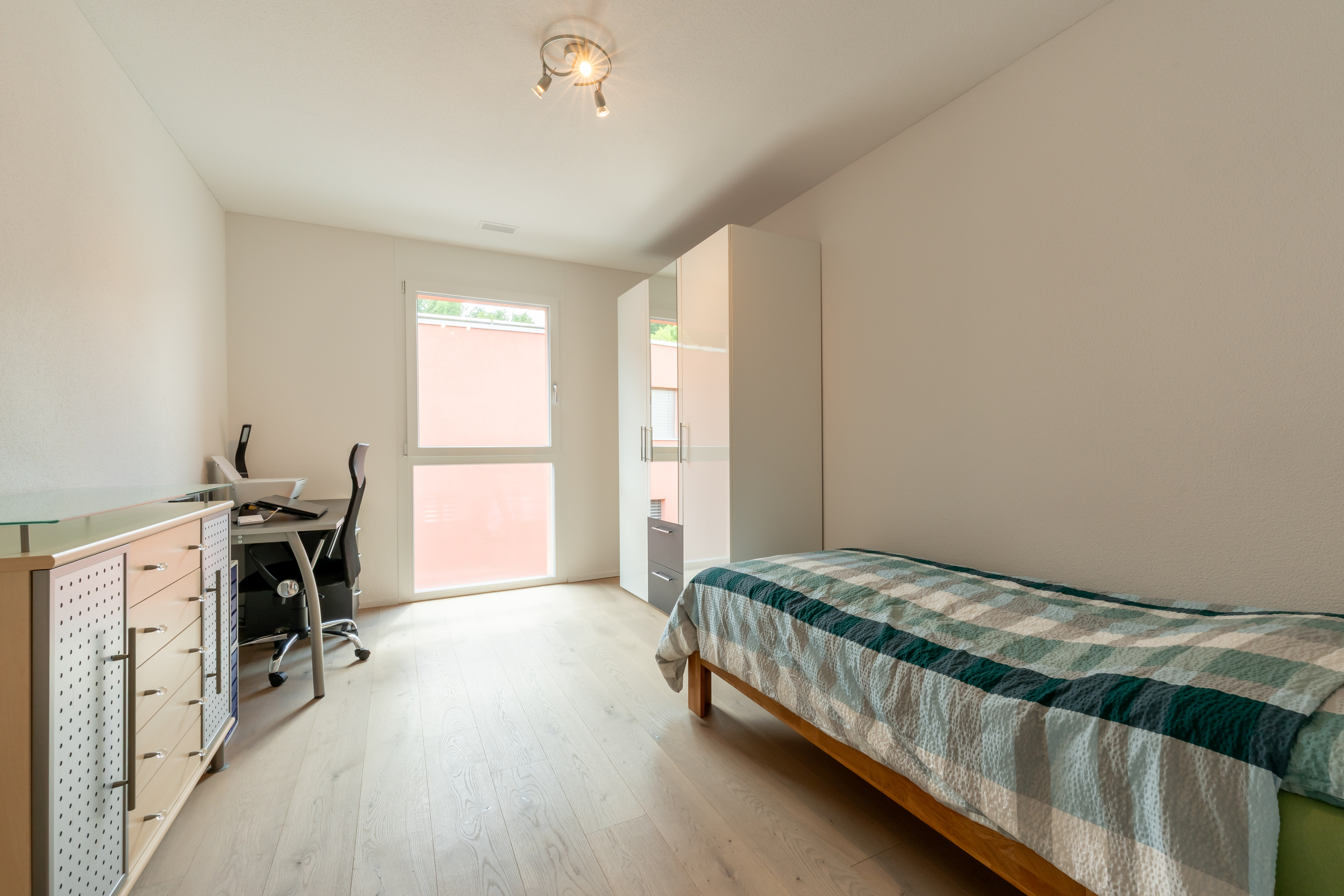 Helles Schlafzimmer mit Arbeitsplatz