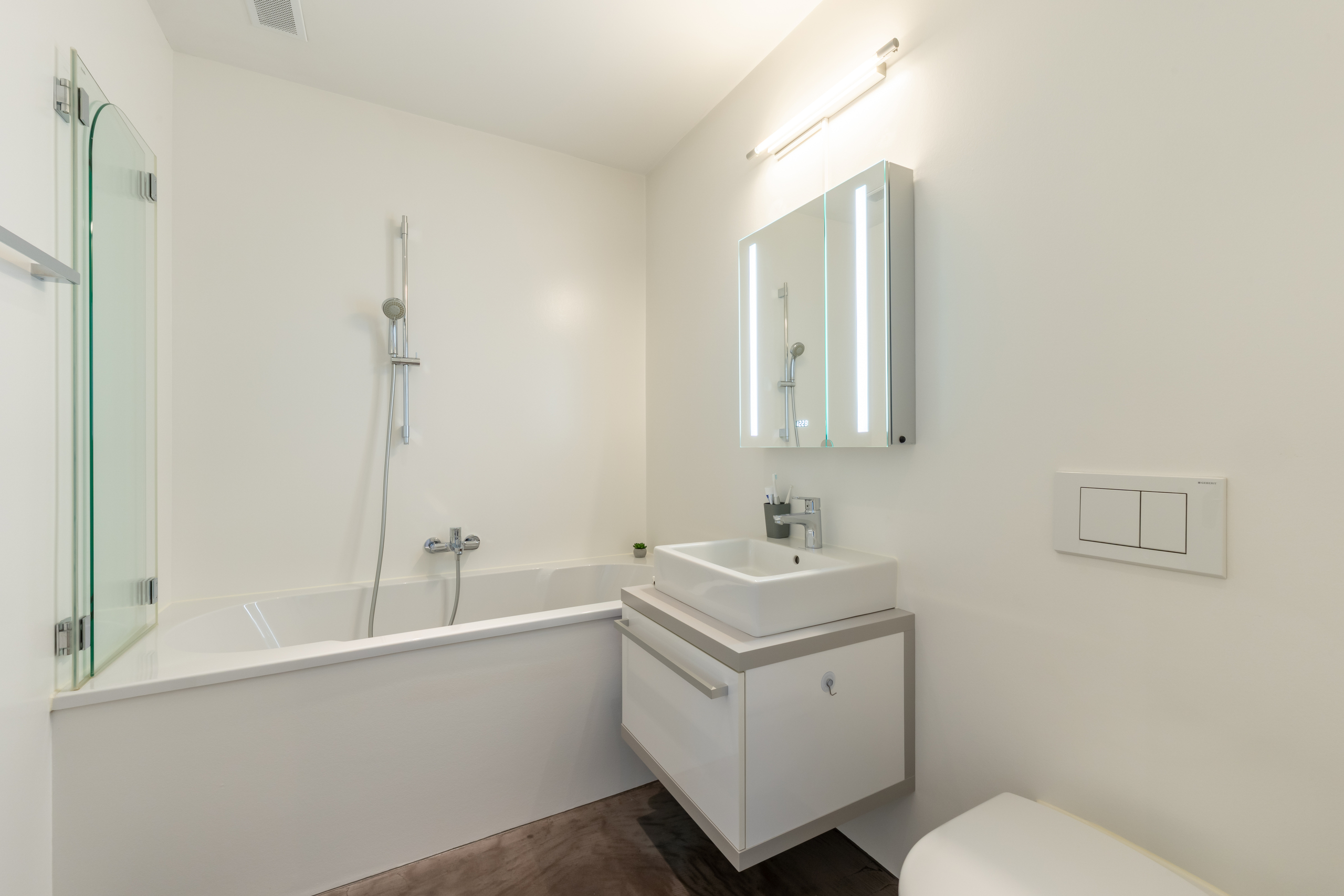 Modernes Badezimmer mit Wanne und Wandwaschtisch