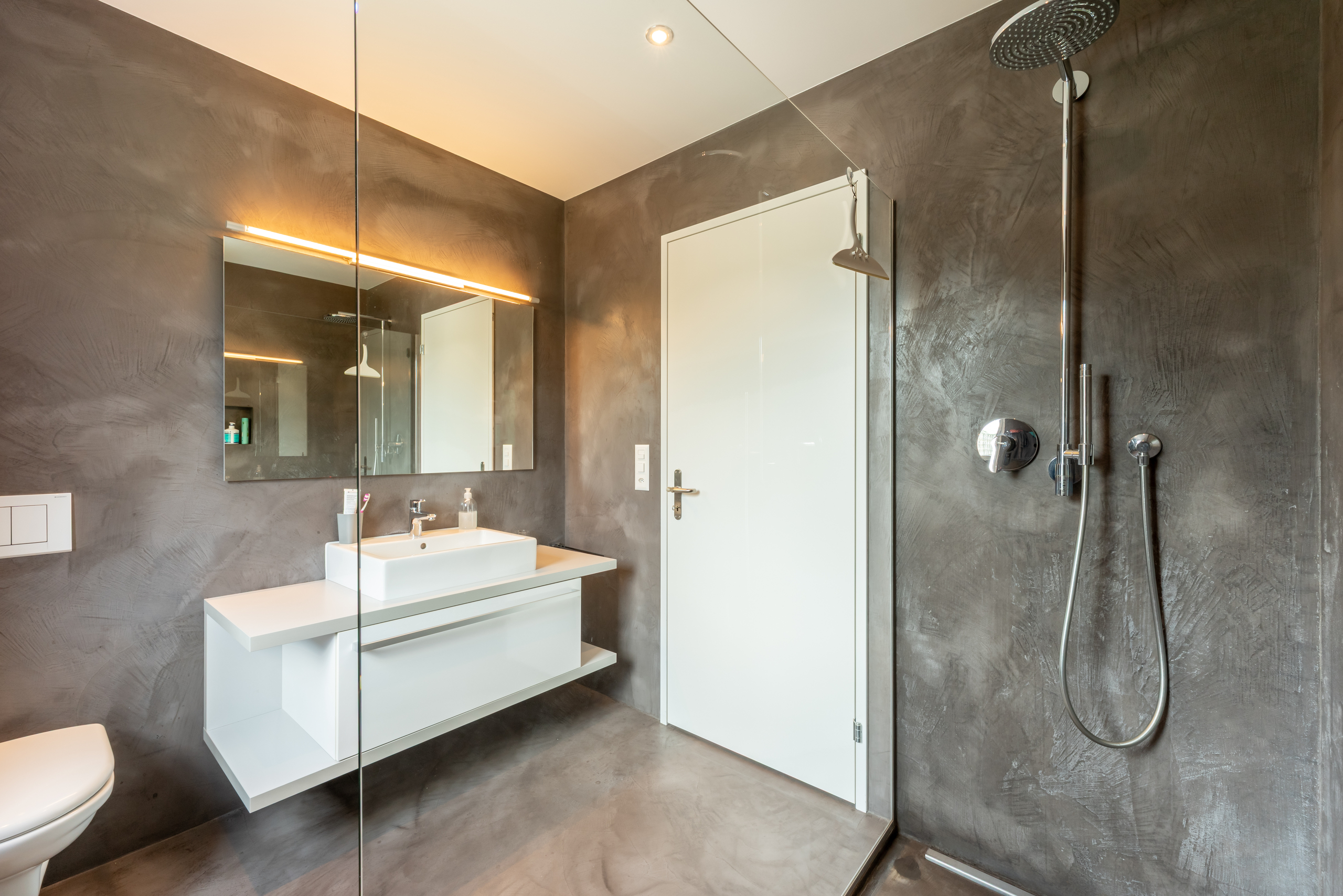 Modernes Badezimmer mit Walk-in-Dusche