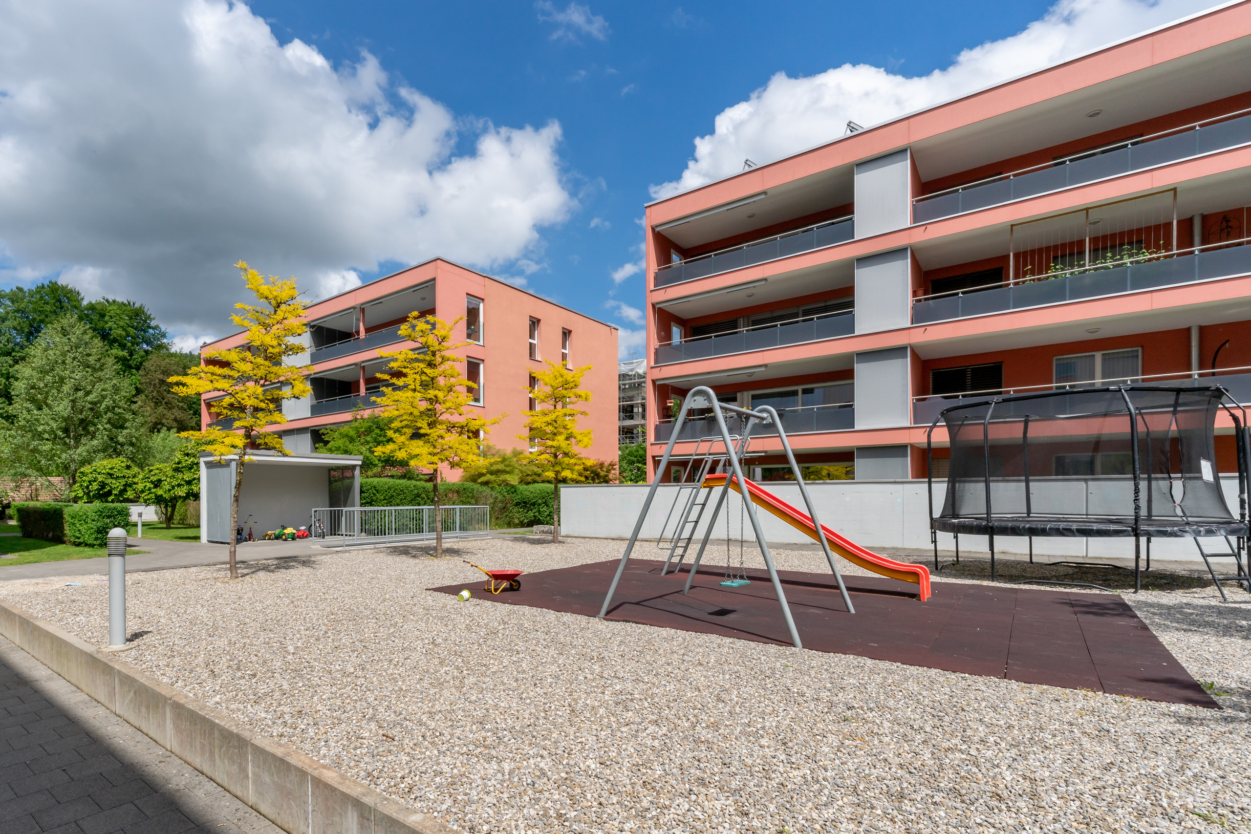 Wohnanlage mit Spielplatz im Außenbereich