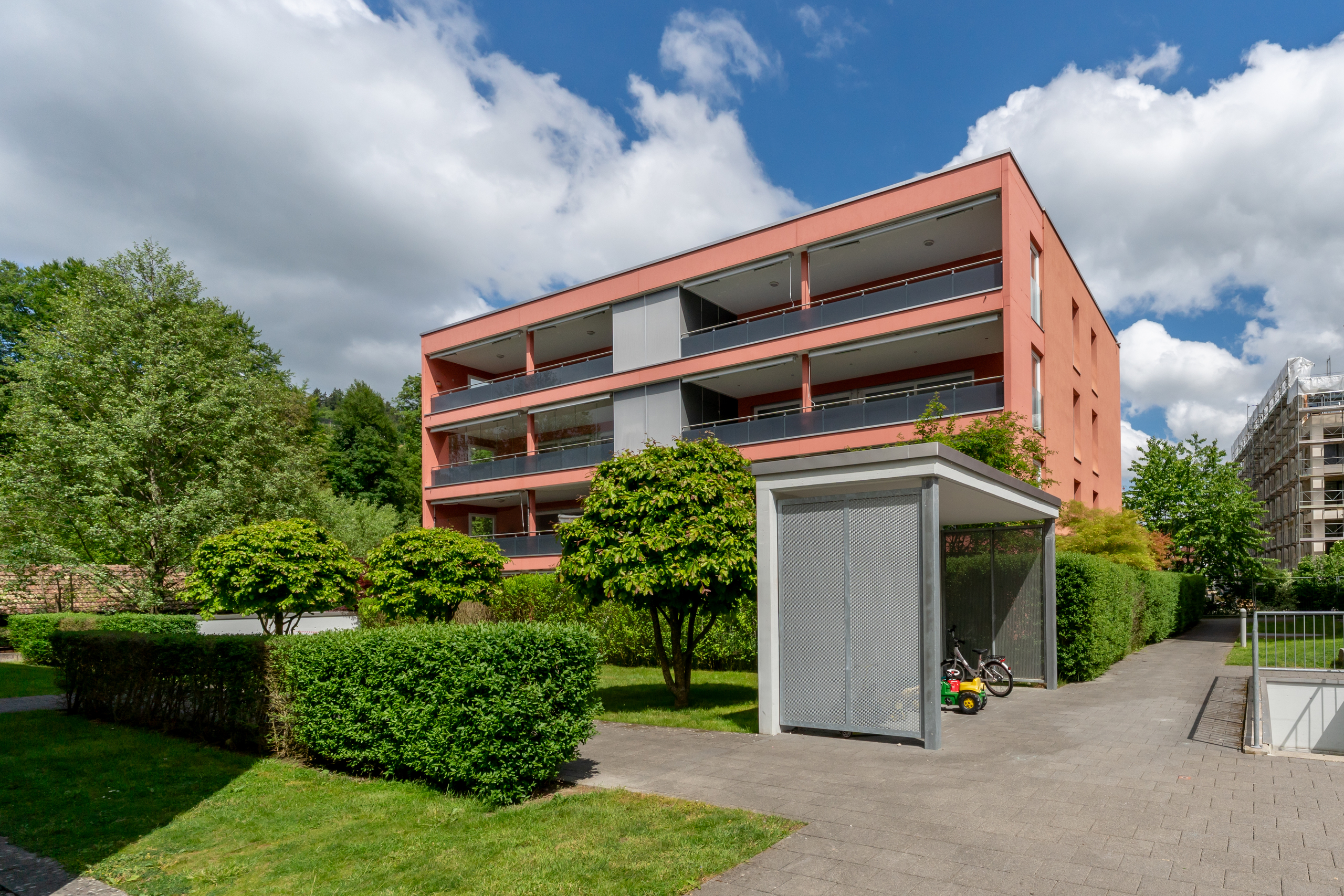 Modernes Mehrfamilienhaus mit Gartenanlage