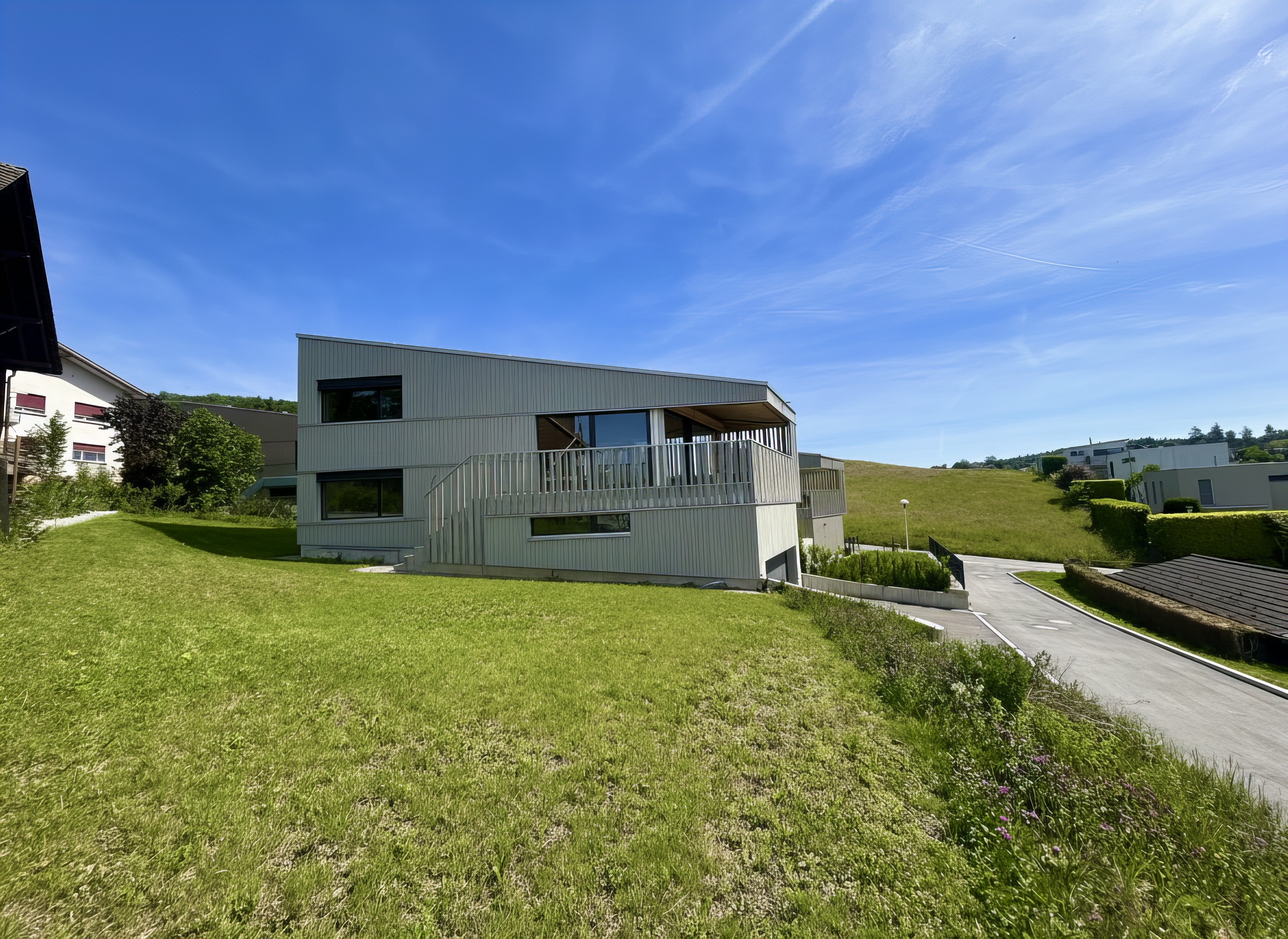 Modernes Einfamilienhaus mit Hanglage und großem Garten