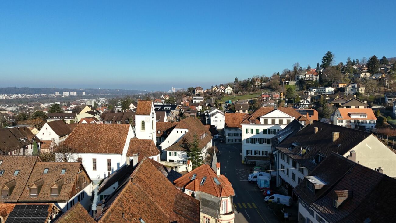 Stadtpanorama mit Wohnhäusern und Kirche