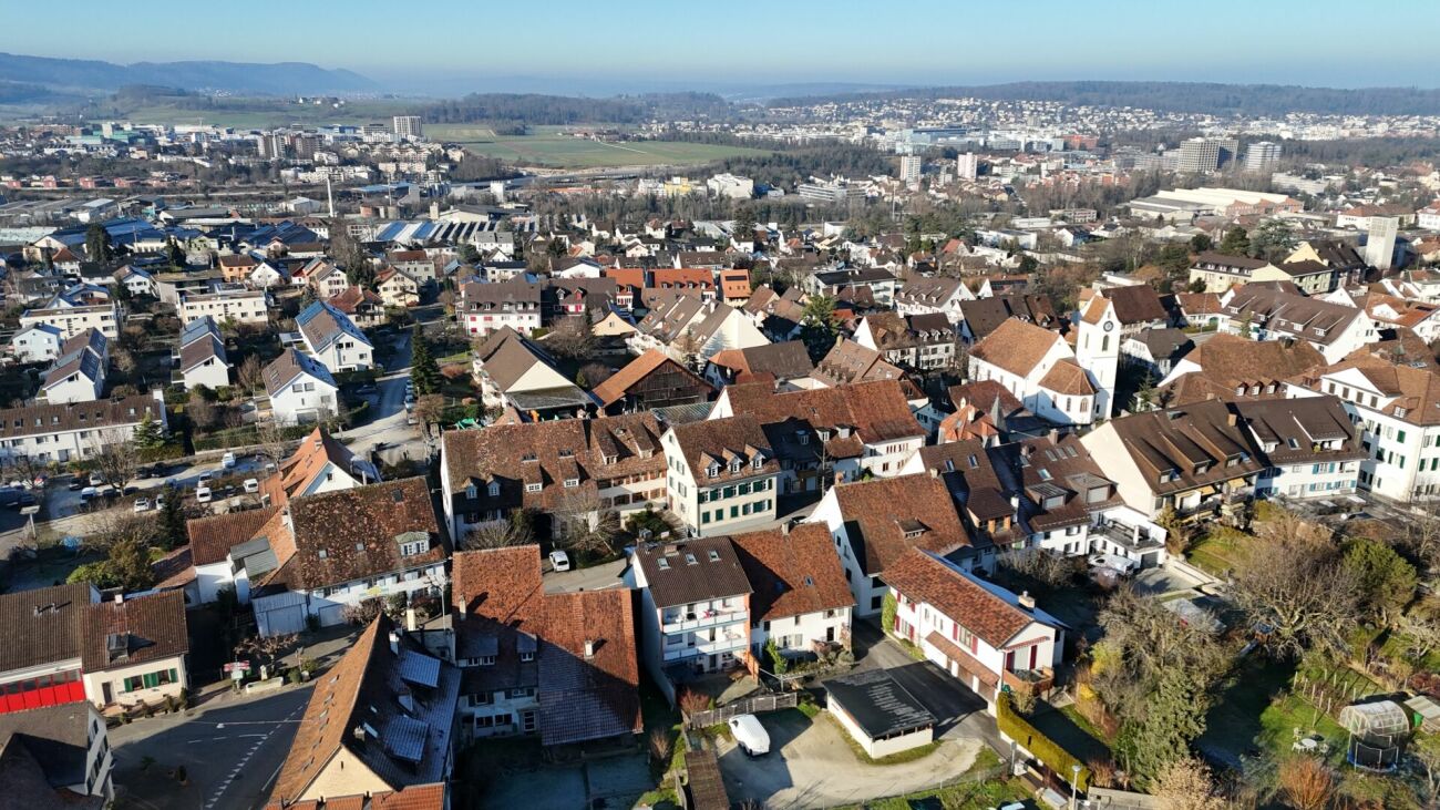 Luftaufnahme eines dicht bebauten Stadtviertels