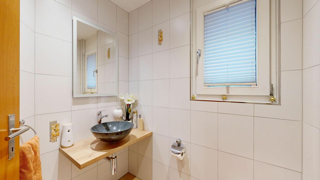 Gäste-WC mit Waschbecken und Fenster
