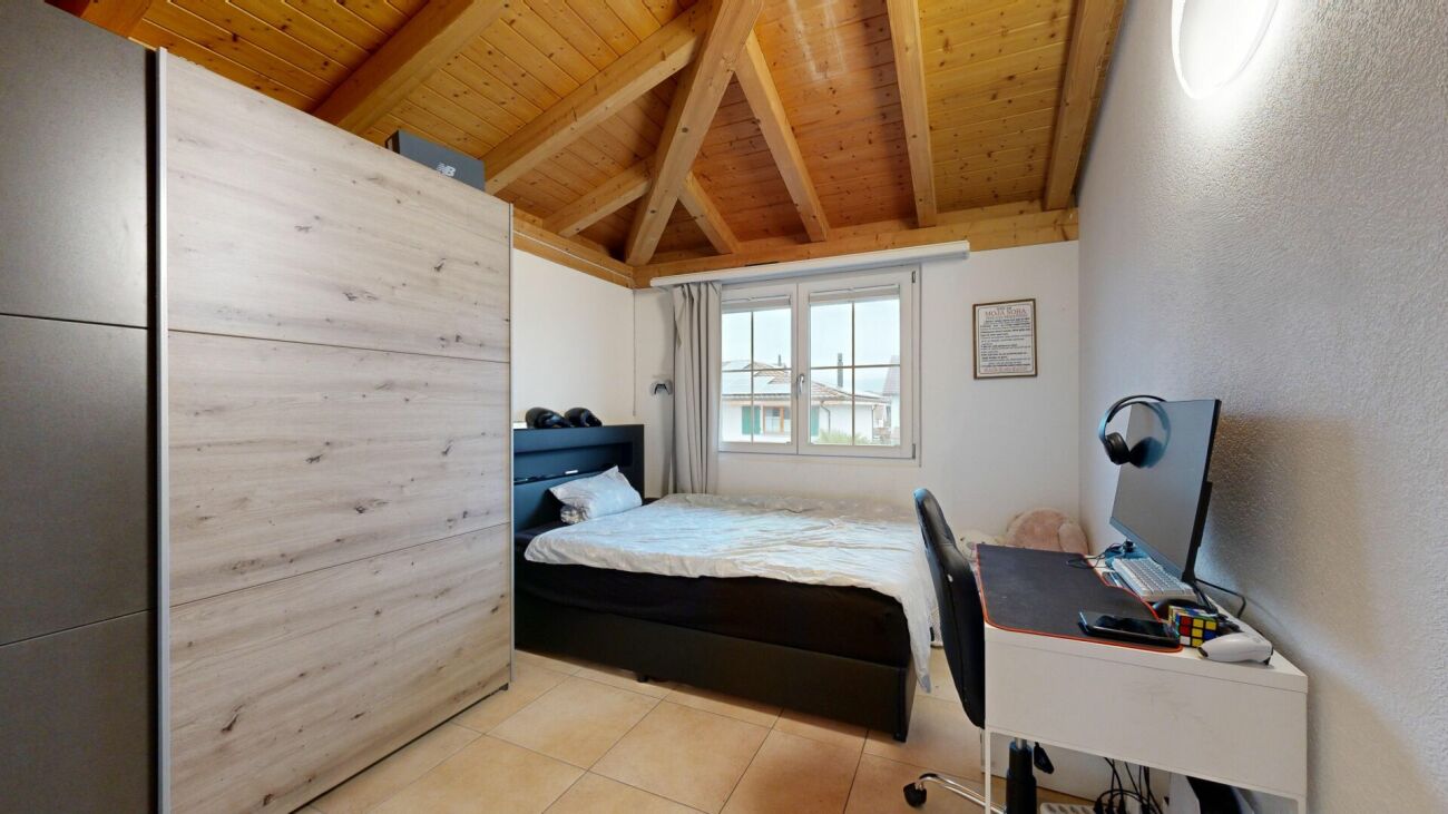 Schlafzimmer mit sichtbarem Dachstuhl