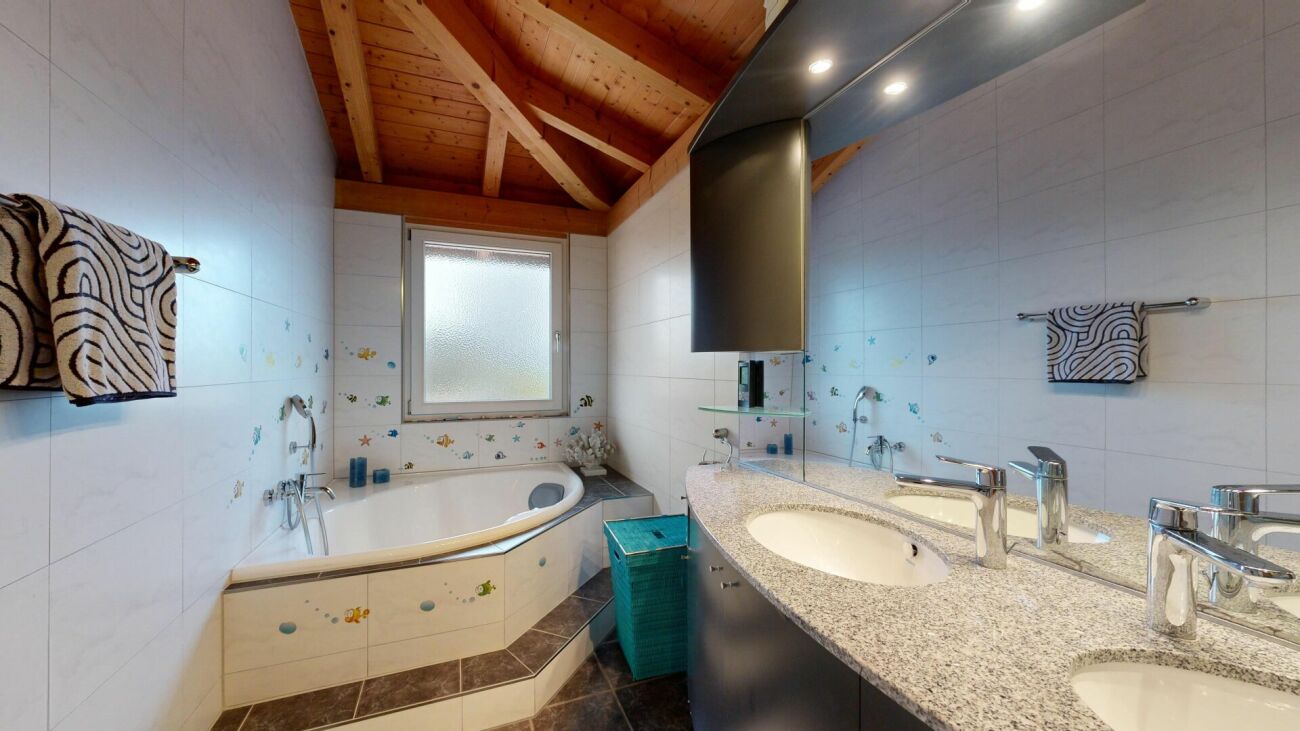 Modernes Badezimmer mit Holzdecke und Doppelwaschbecken