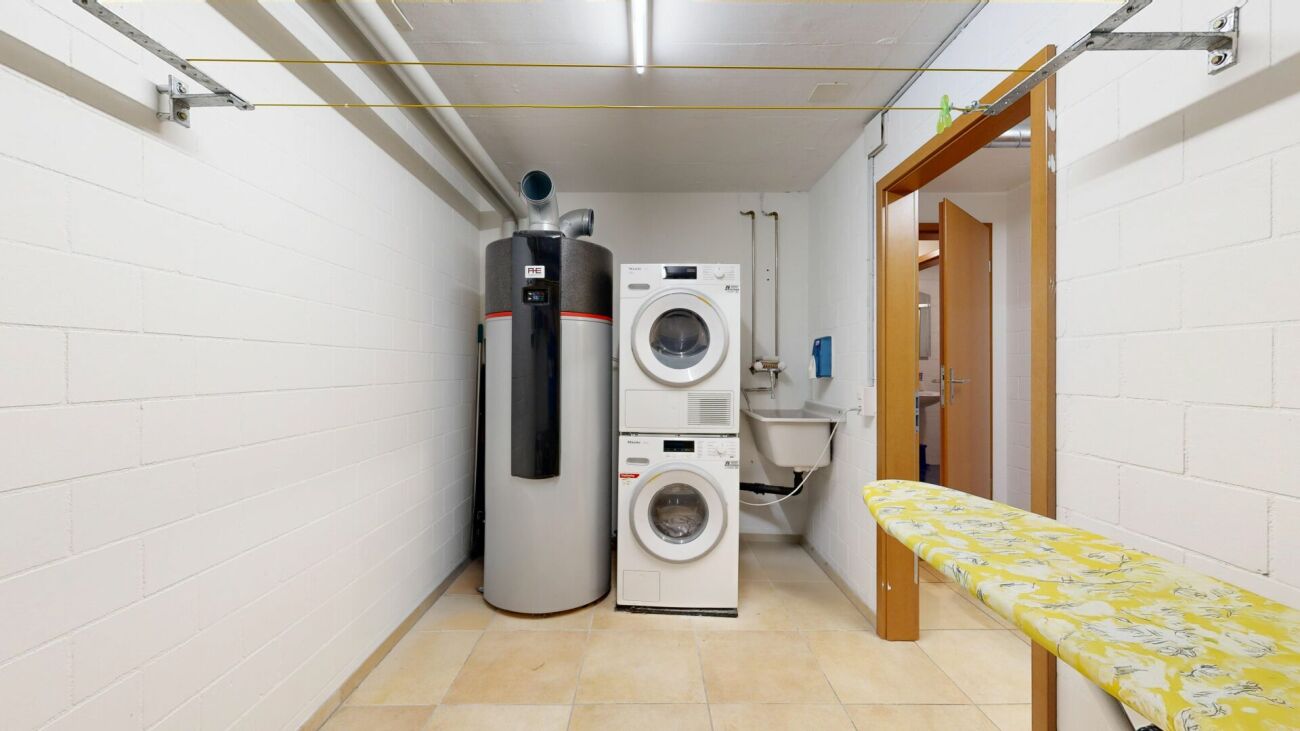 Hauswirtschaftsraum mit Waschmaschinen und Warmwasserspeicher