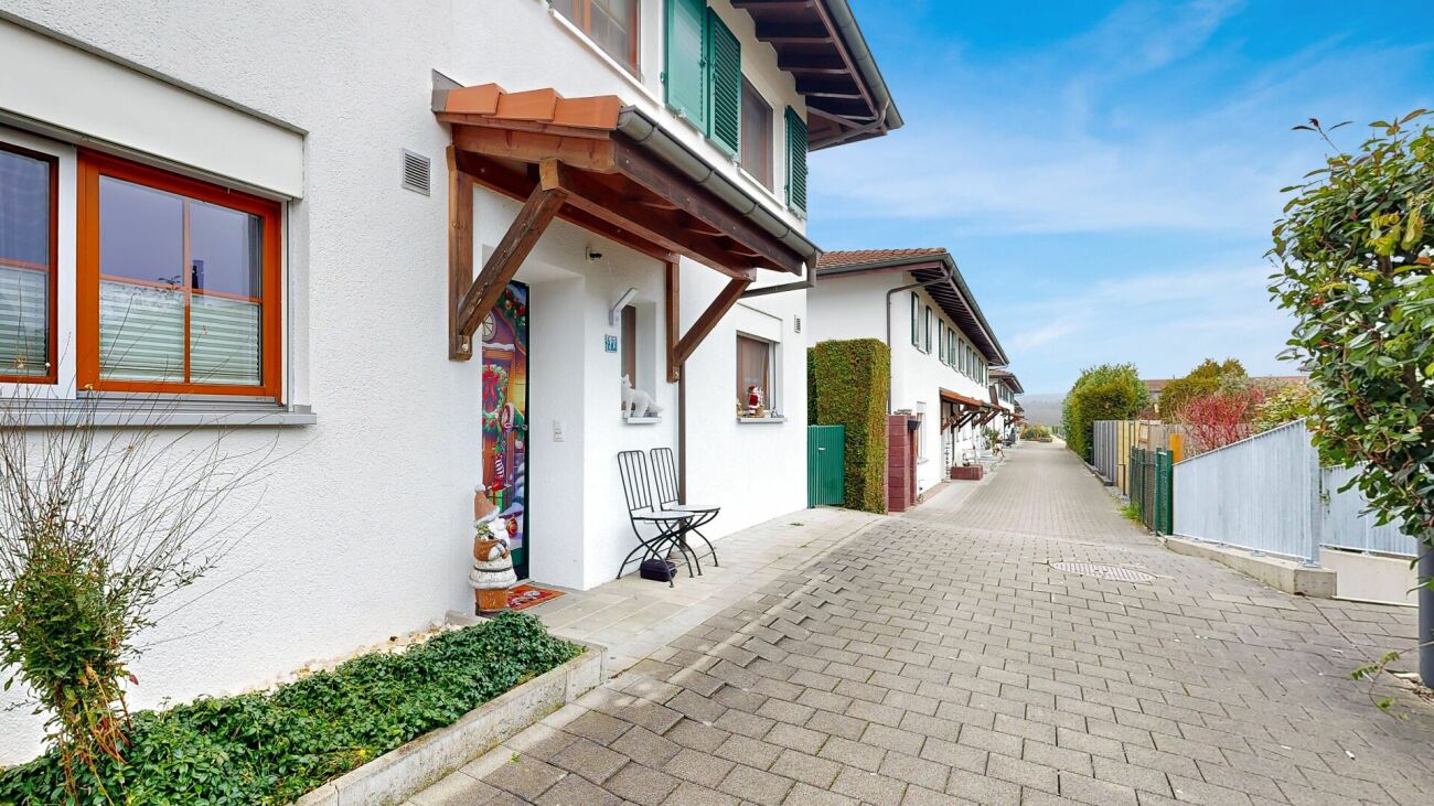 Außenansicht einer Reihenhauszeile mit Eingangsbereich