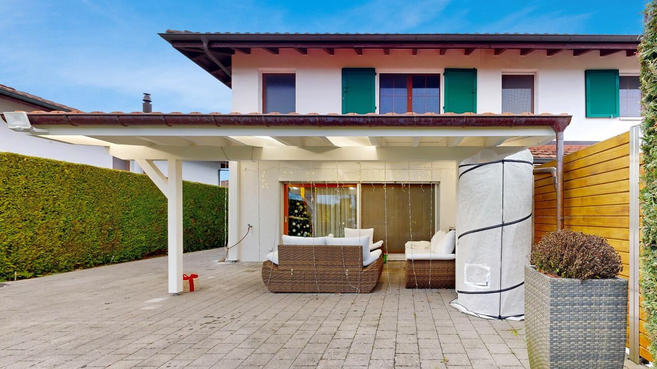 Überdachte Terrasse mit Gartenmöbeln
