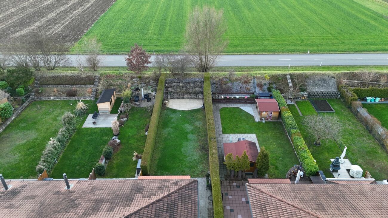Luftaufnahme eines großen Gartengrundstücks mit mehreren Parzellen