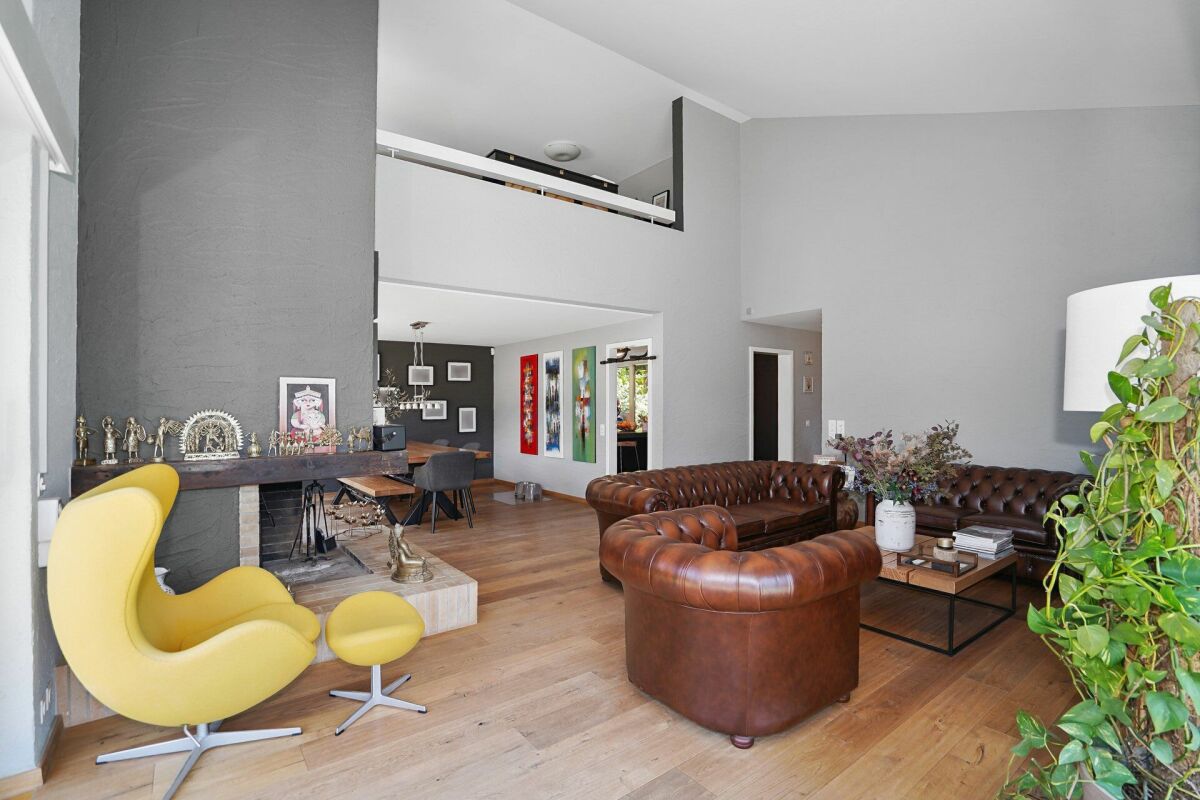 Offener Wohnbereich mit Galerie und Kamin