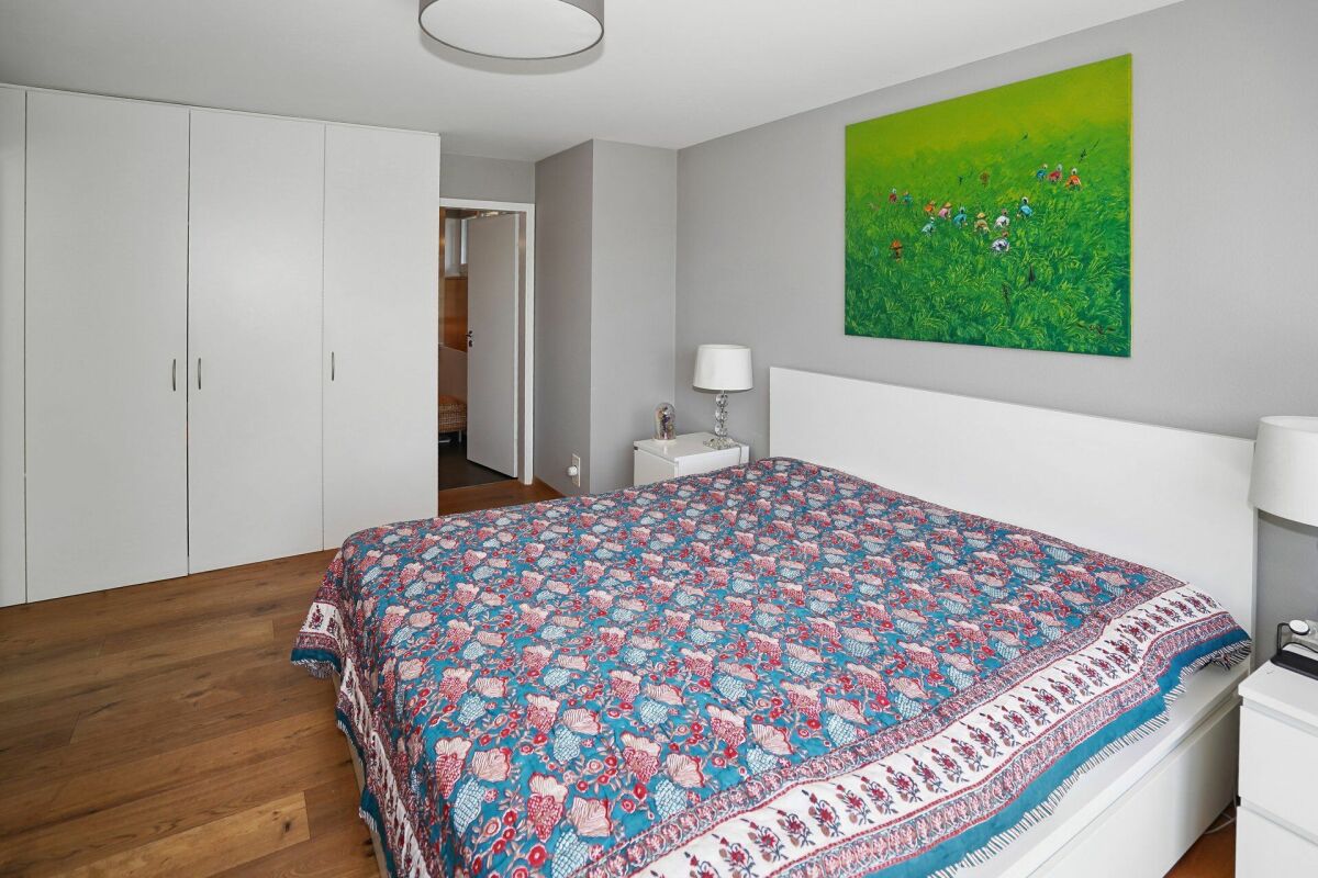 Helles Schlafzimmer mit Doppelbett und Einbauschrank