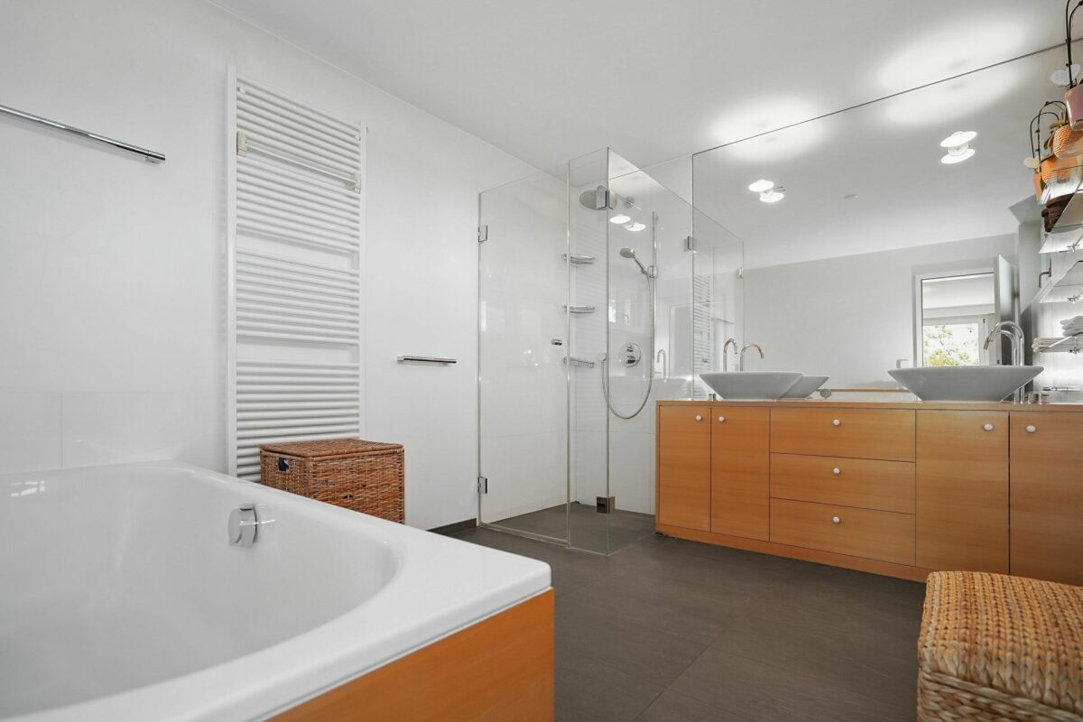 Modernes Badezimmer mit Badewanne, Walk-in-Dusche und Doppelwaschtisch