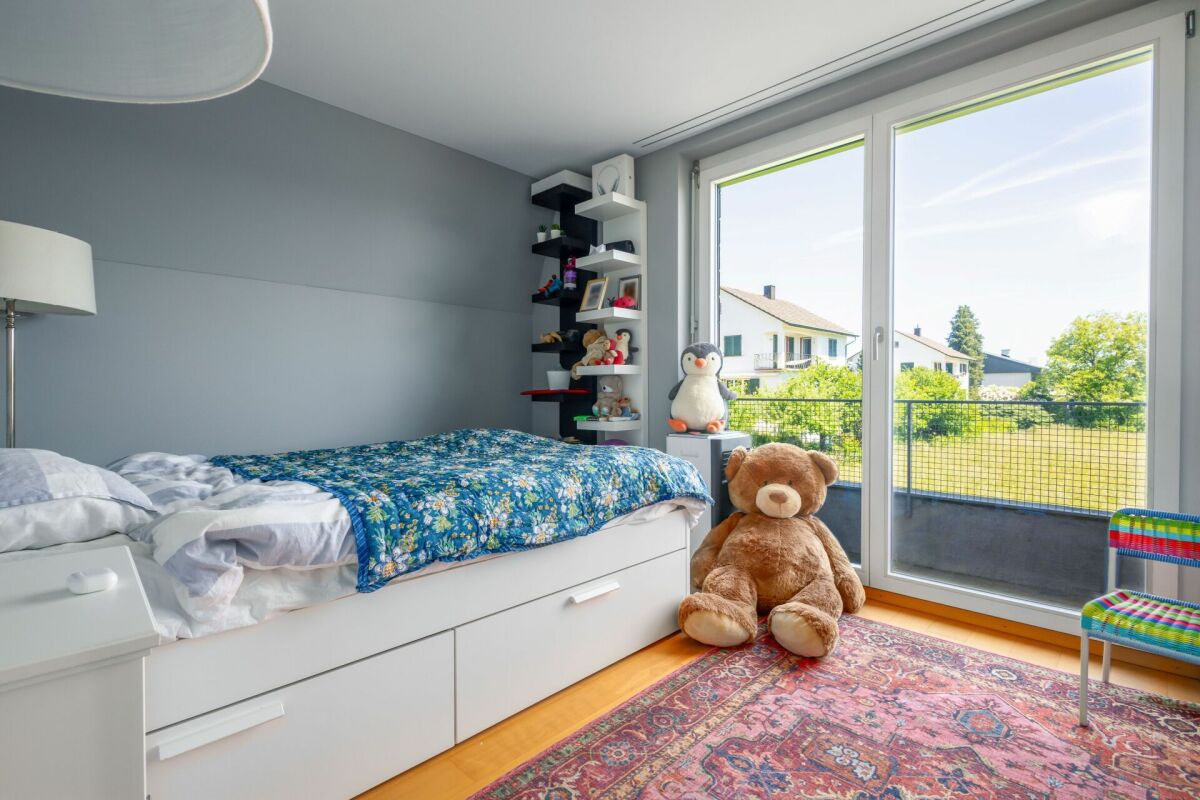 Helles Kinder- oder Gästezimmer mit Balkonzugang
