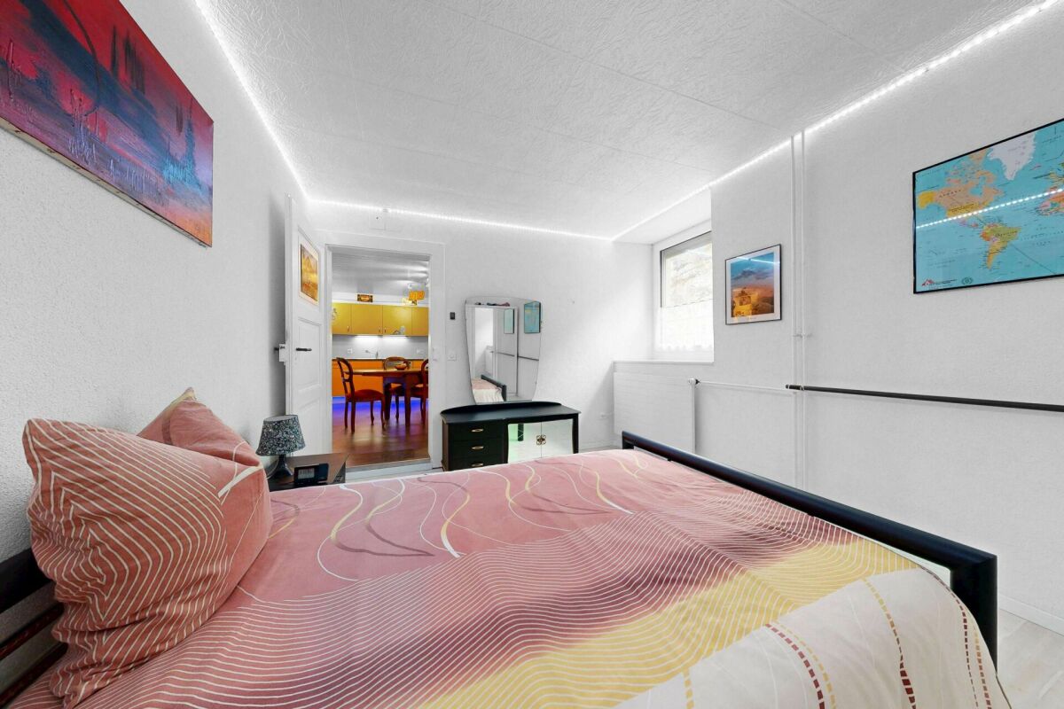 Schlafzimmer mit Blick in einen angrenzenden Essbereich